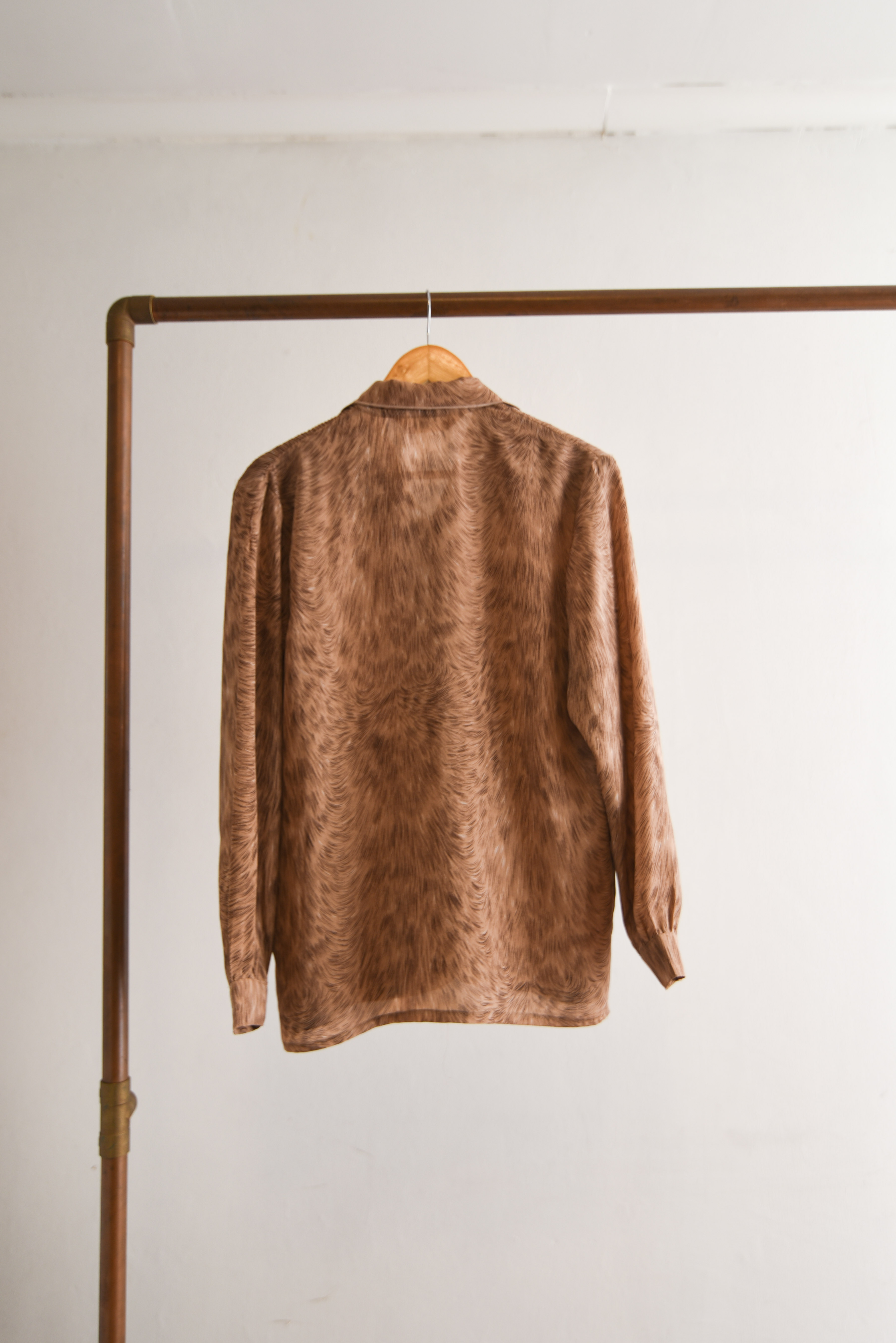 Blusa café plisada cuellito