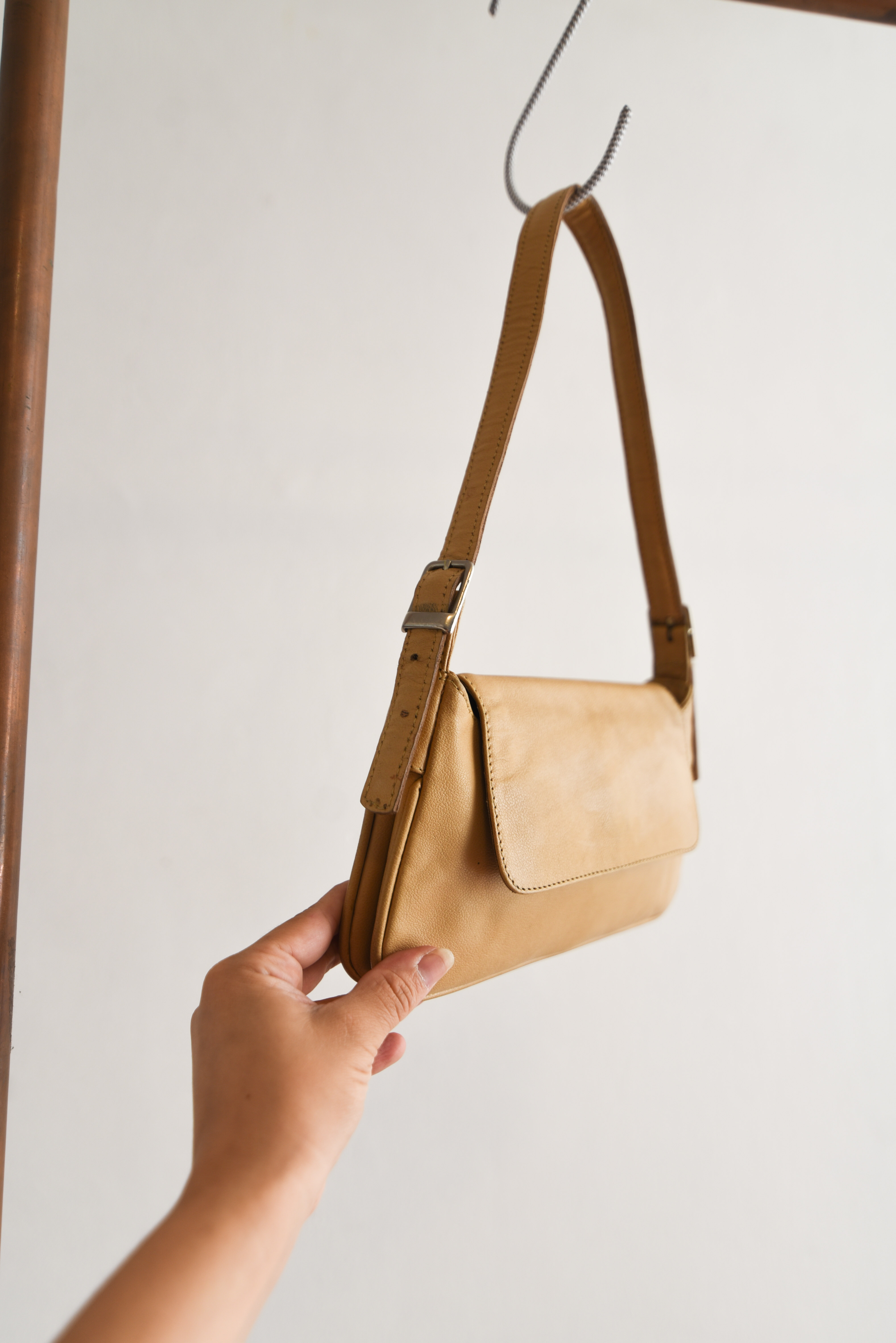 Cartera camel al hombro cuero