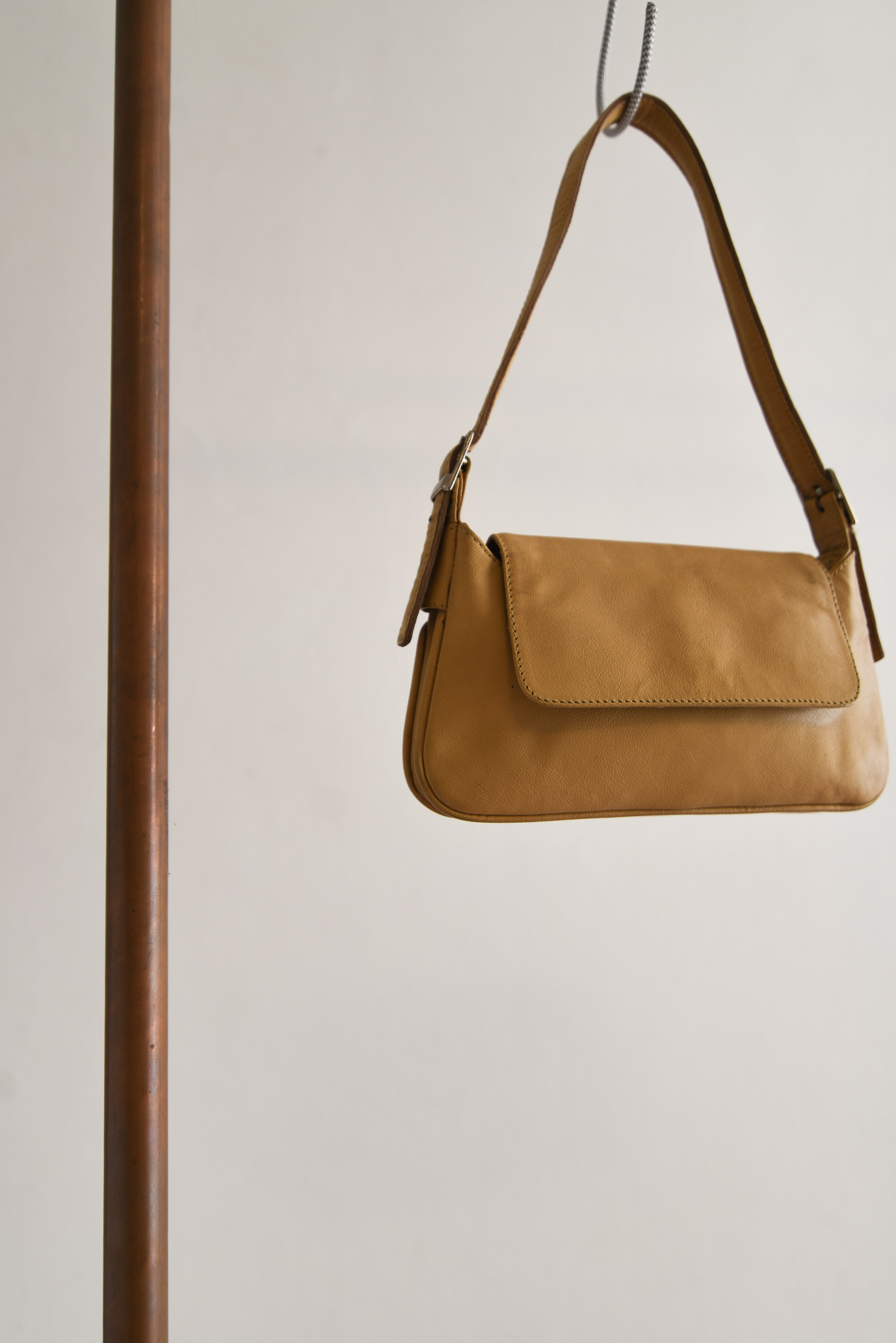 Cartera camel al hombro cuero