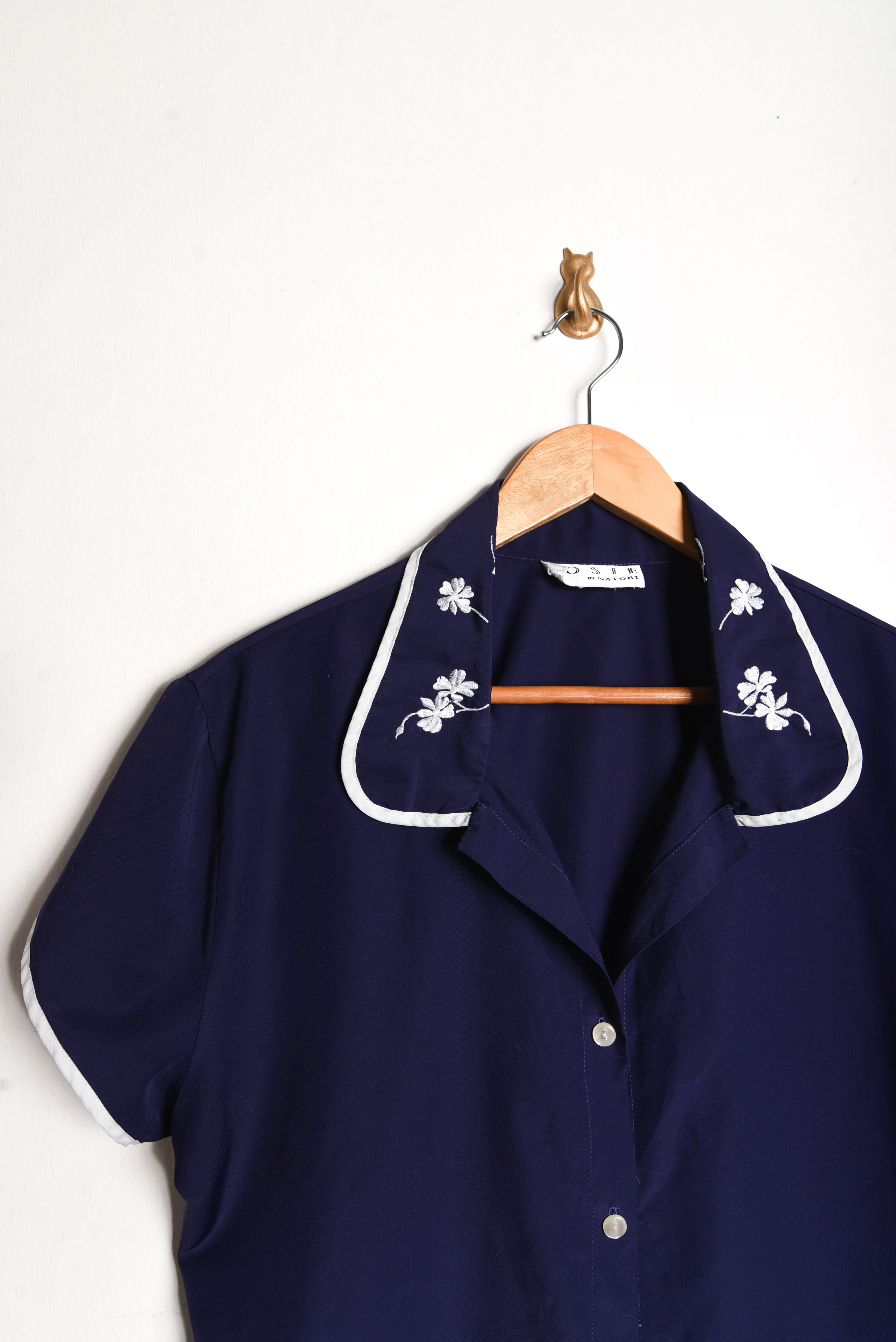 Blusa azul cuellito bordado