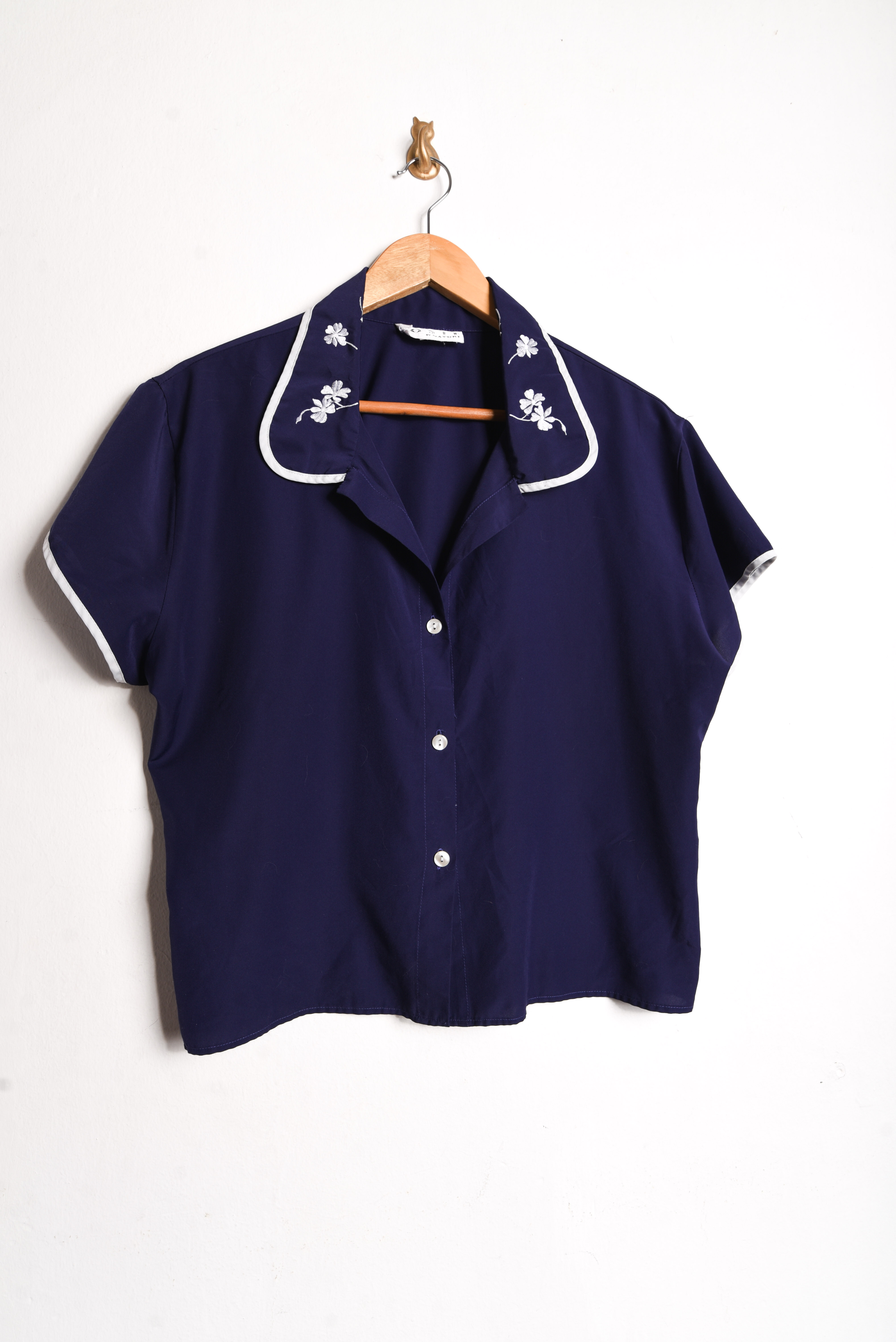 Blusa azul cuellito bordado