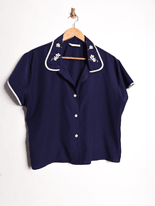 Blusa azul cuellito bordado