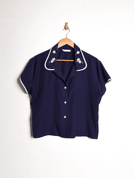 Blusa azul cuellito bordado