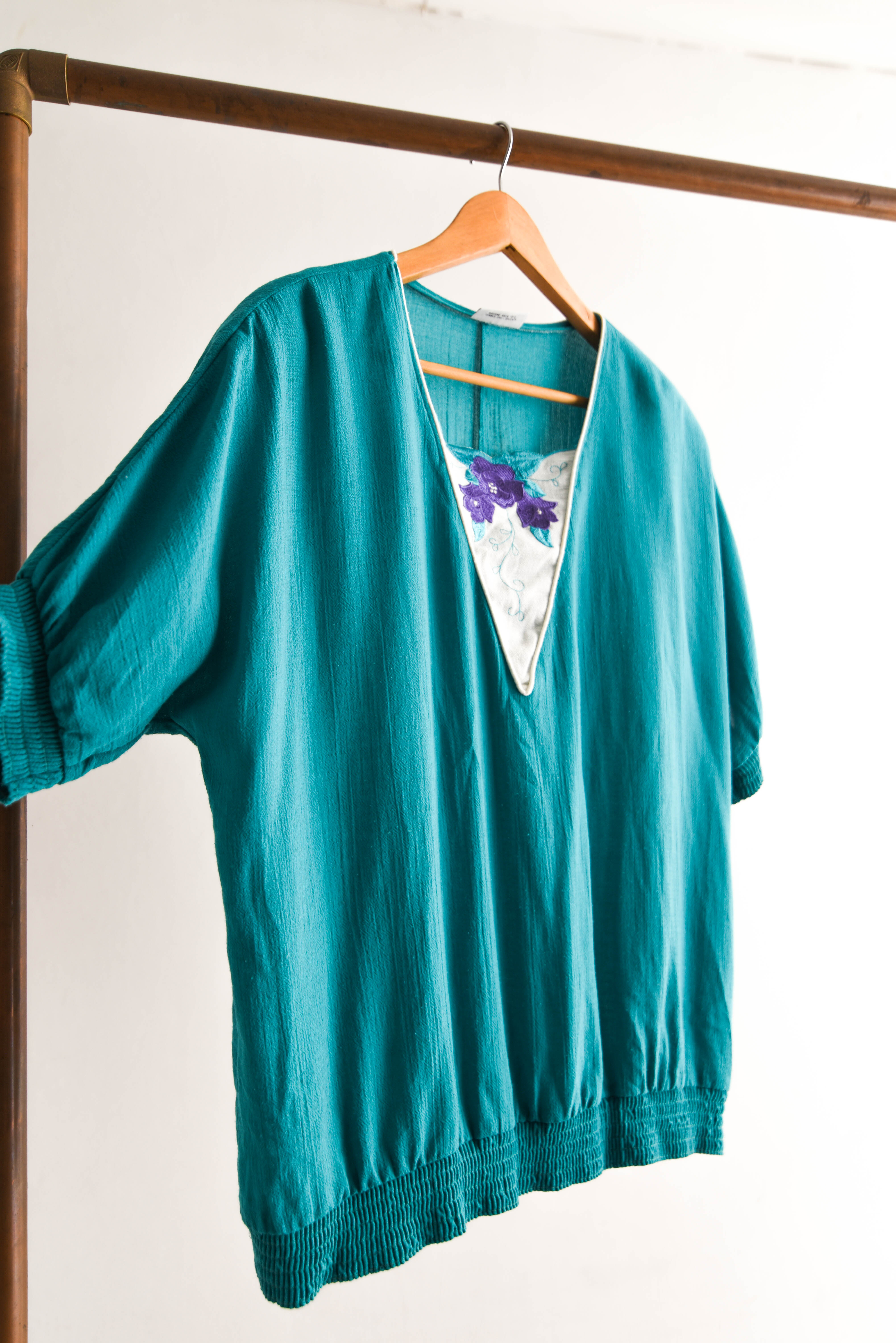 Polera 80s turquesa bordada