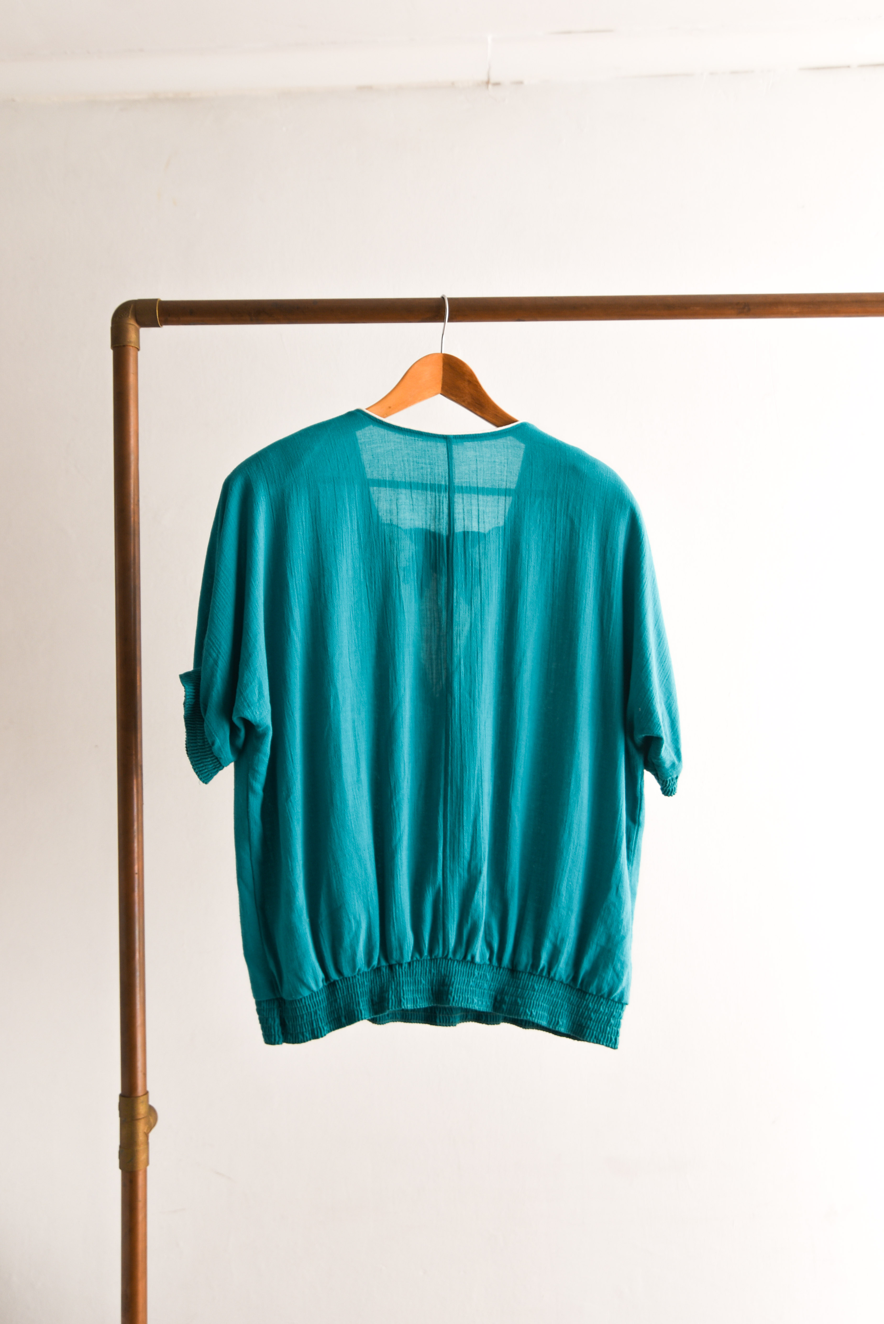 Polera 80s turquesa bordada