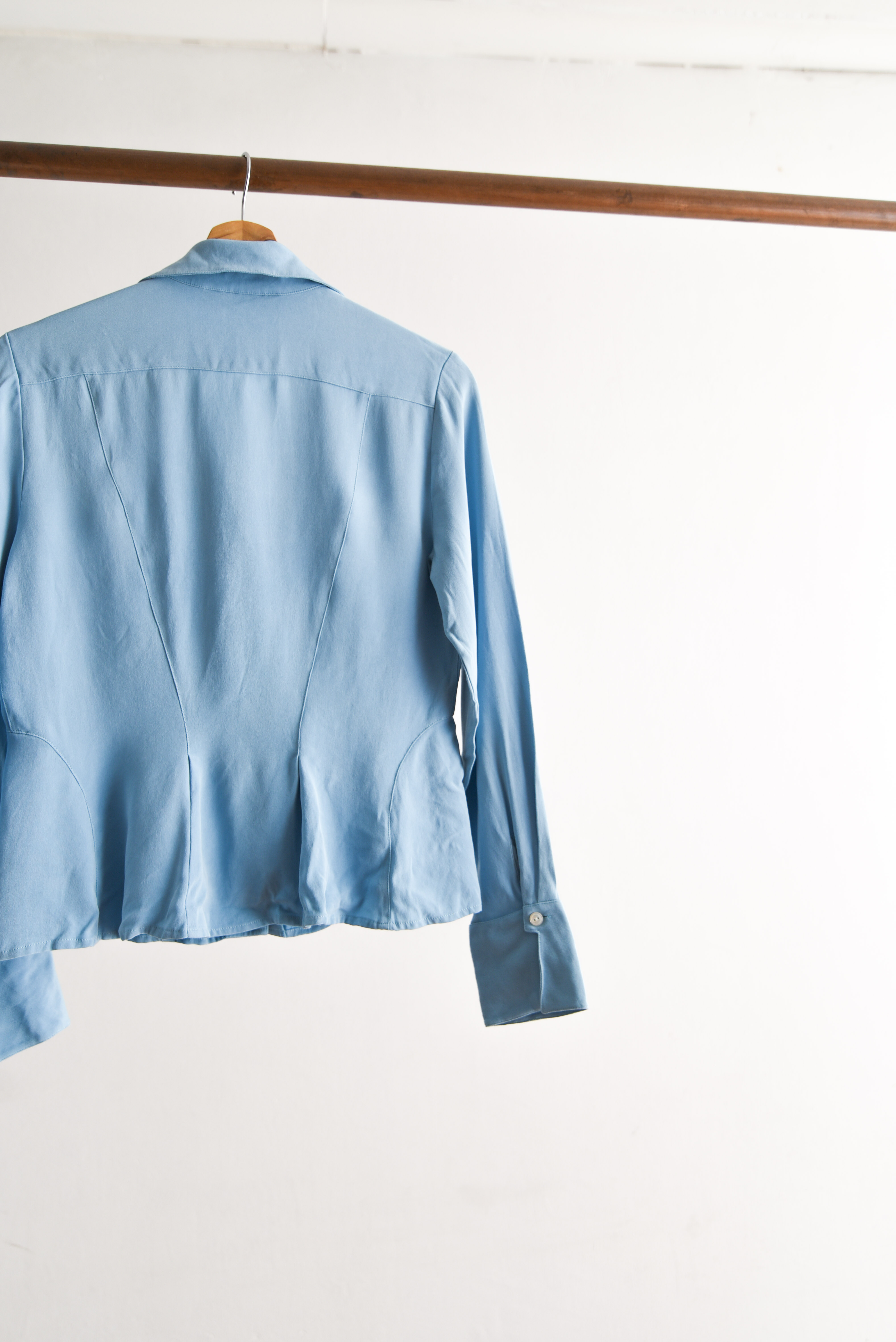 Blusa celeste pastel seda