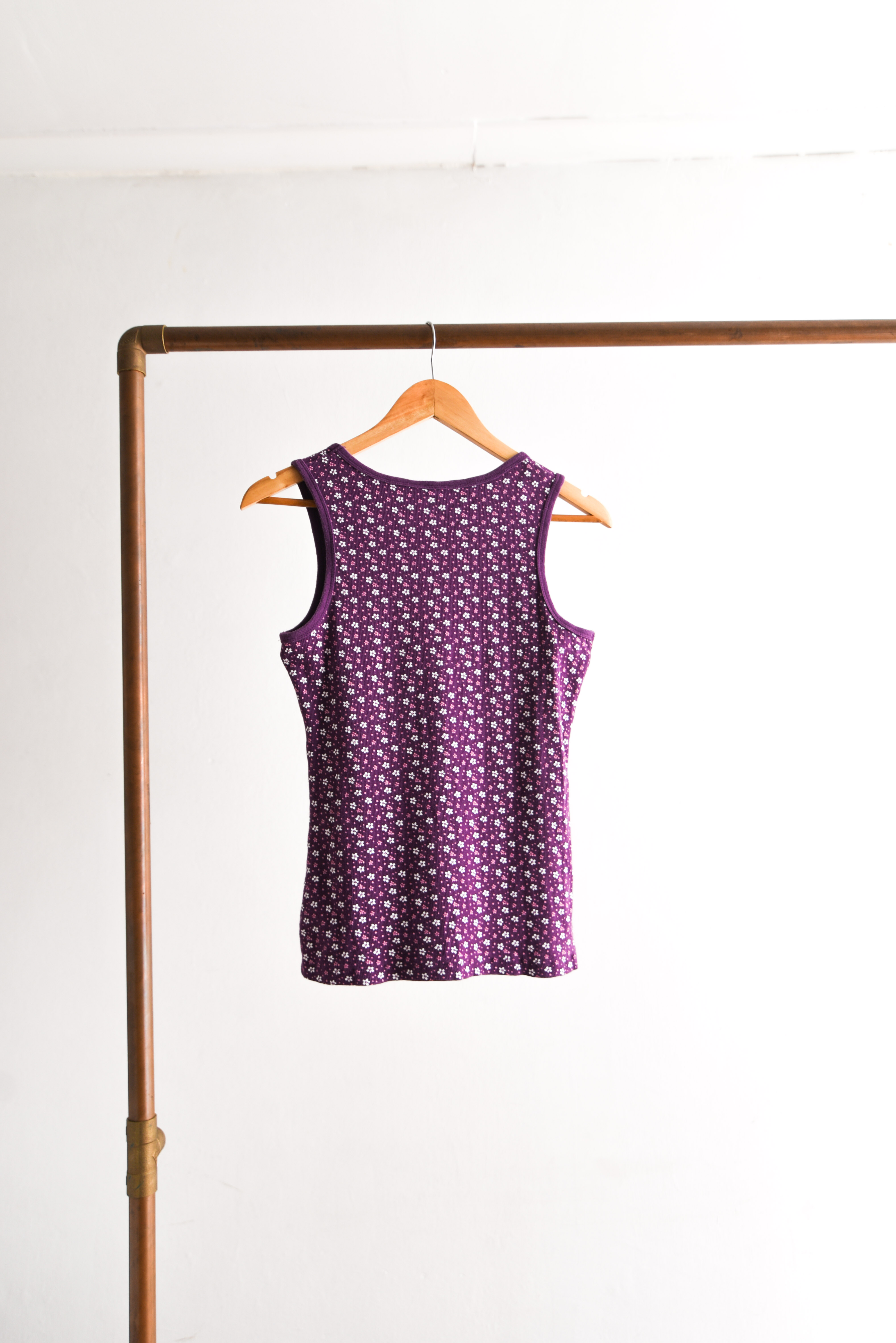 Top morado florecitas