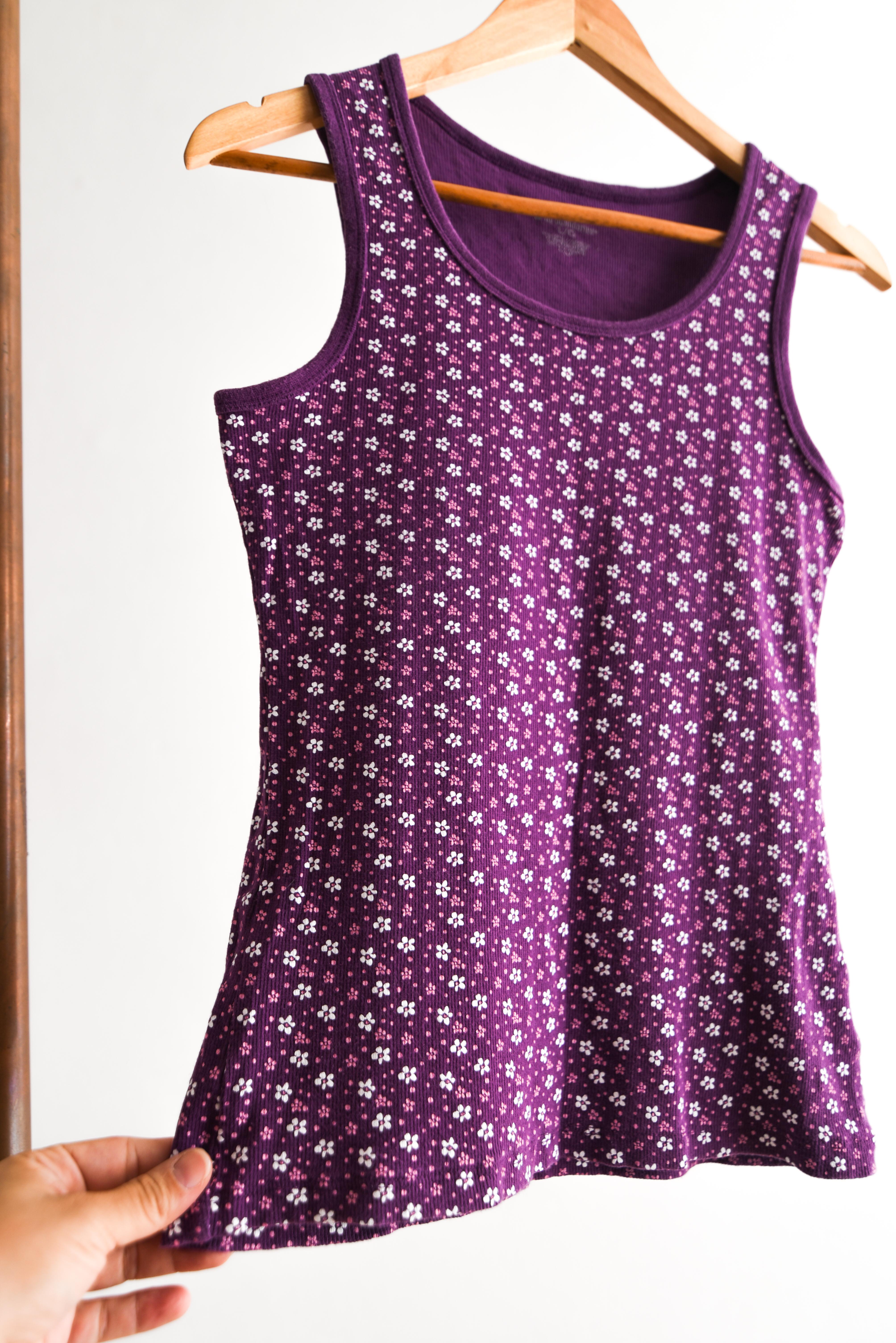 Top morado florecitas