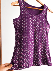 Top morado florecitas