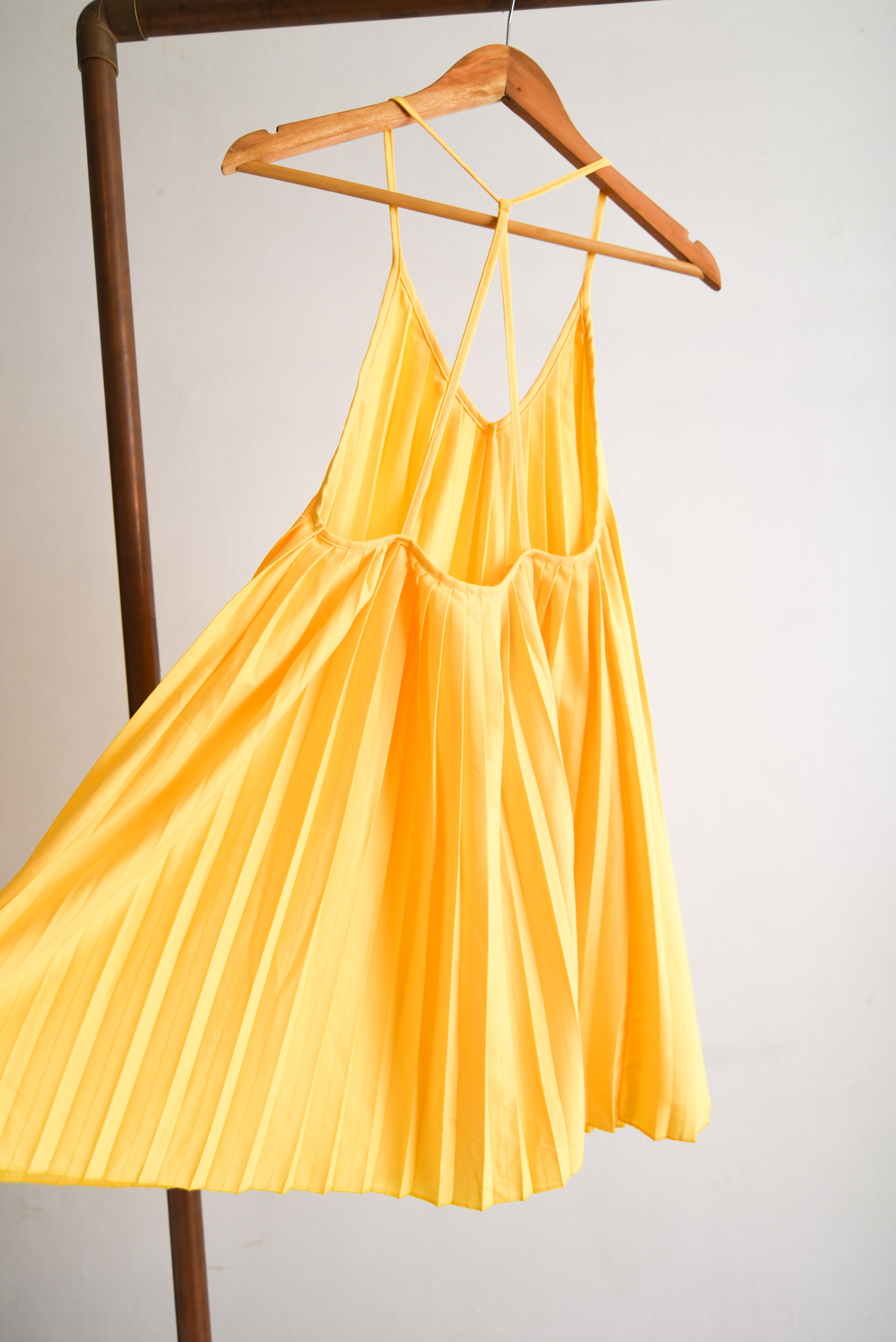 Vestido amarillo plisado