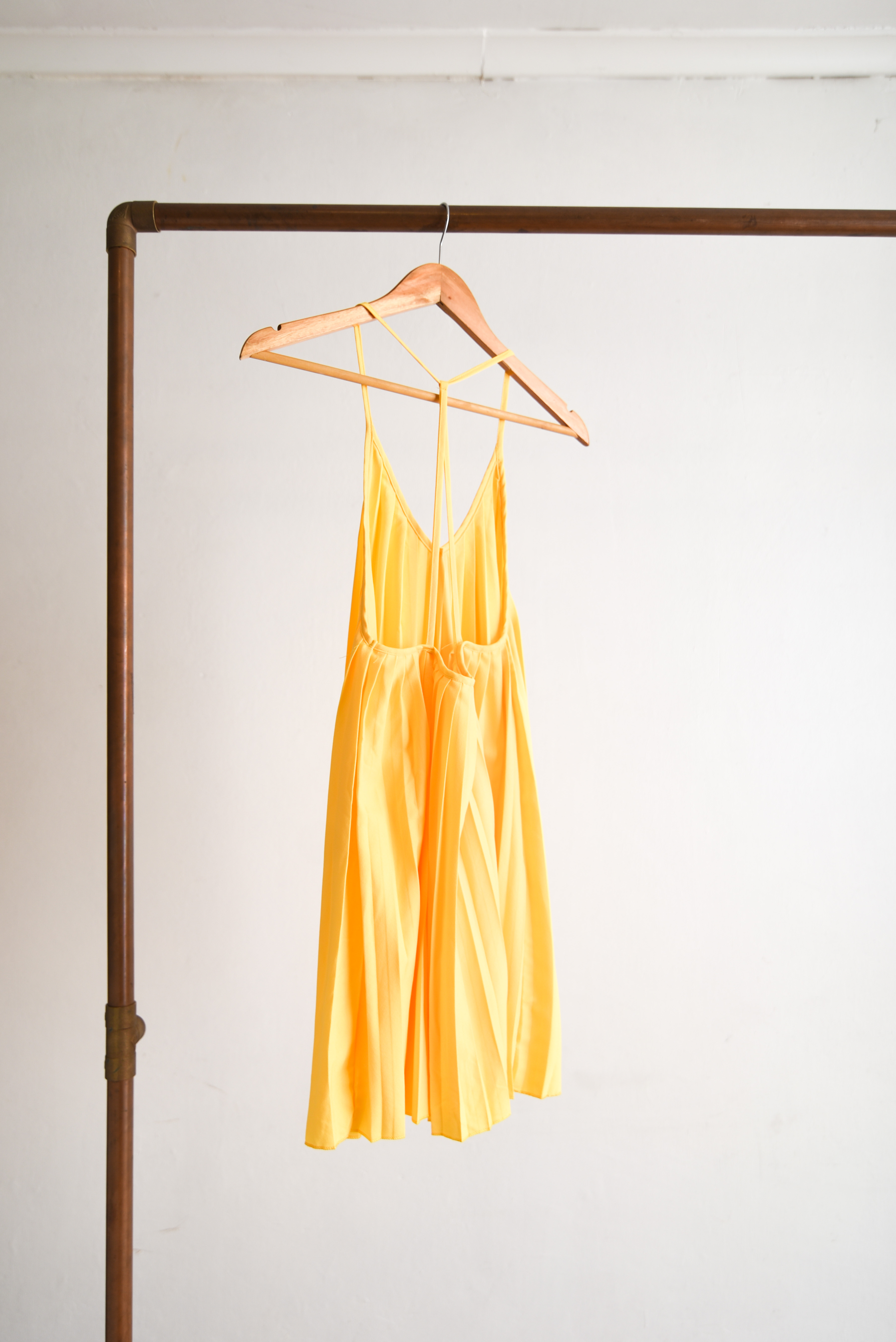 Vestido amarillo plisado