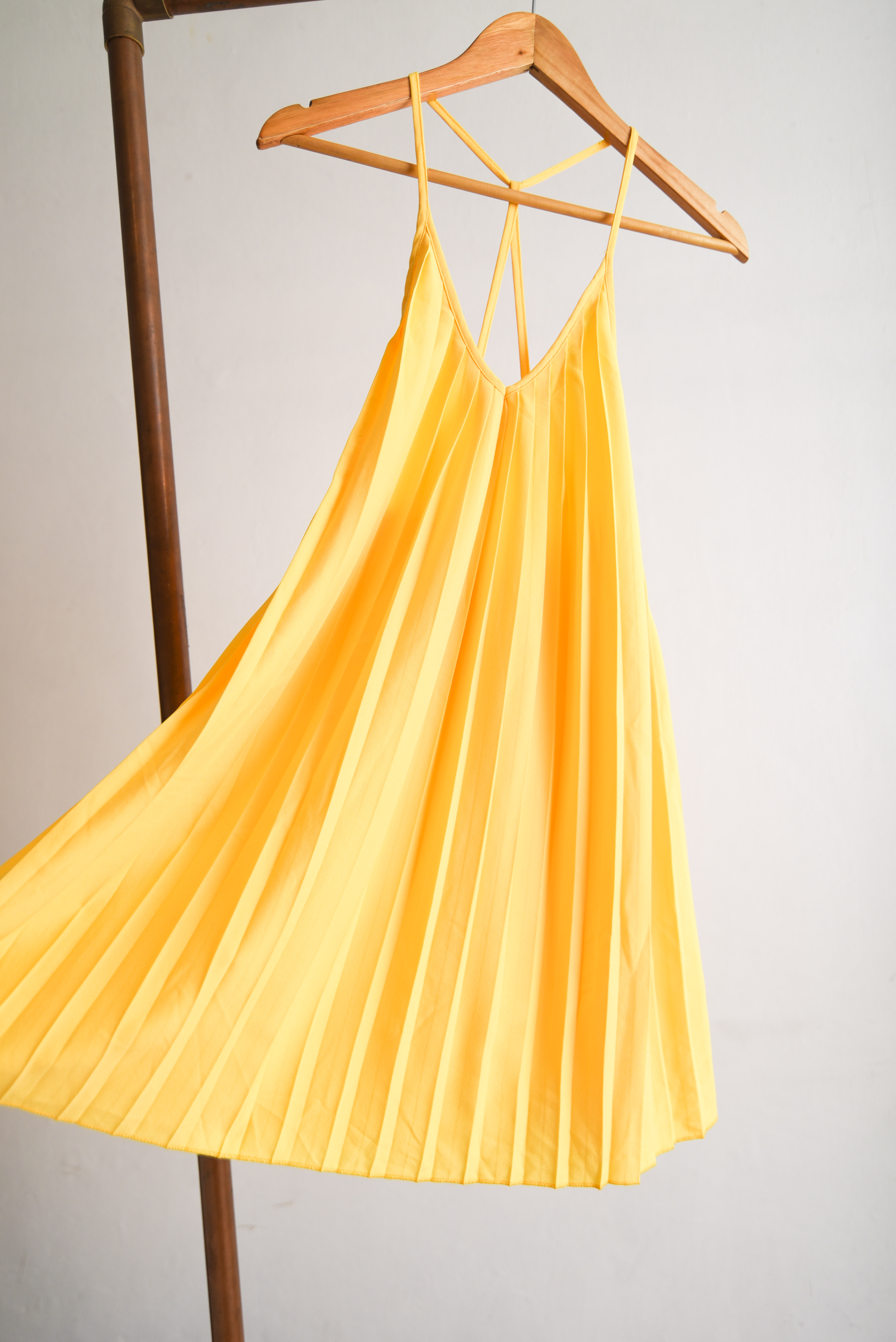 Vestido amarillo plisado