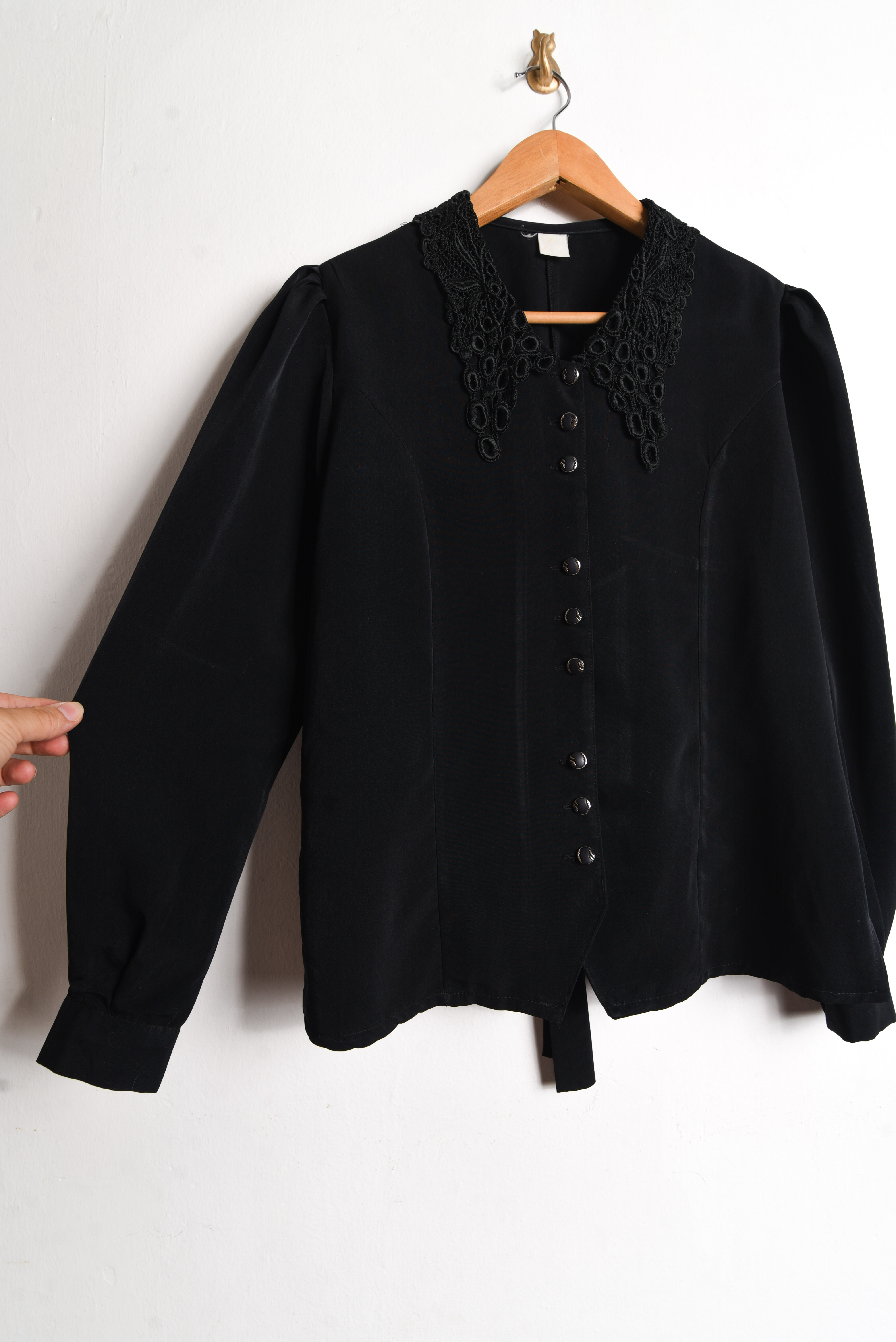 Blusa negra romántica cuellito vintage