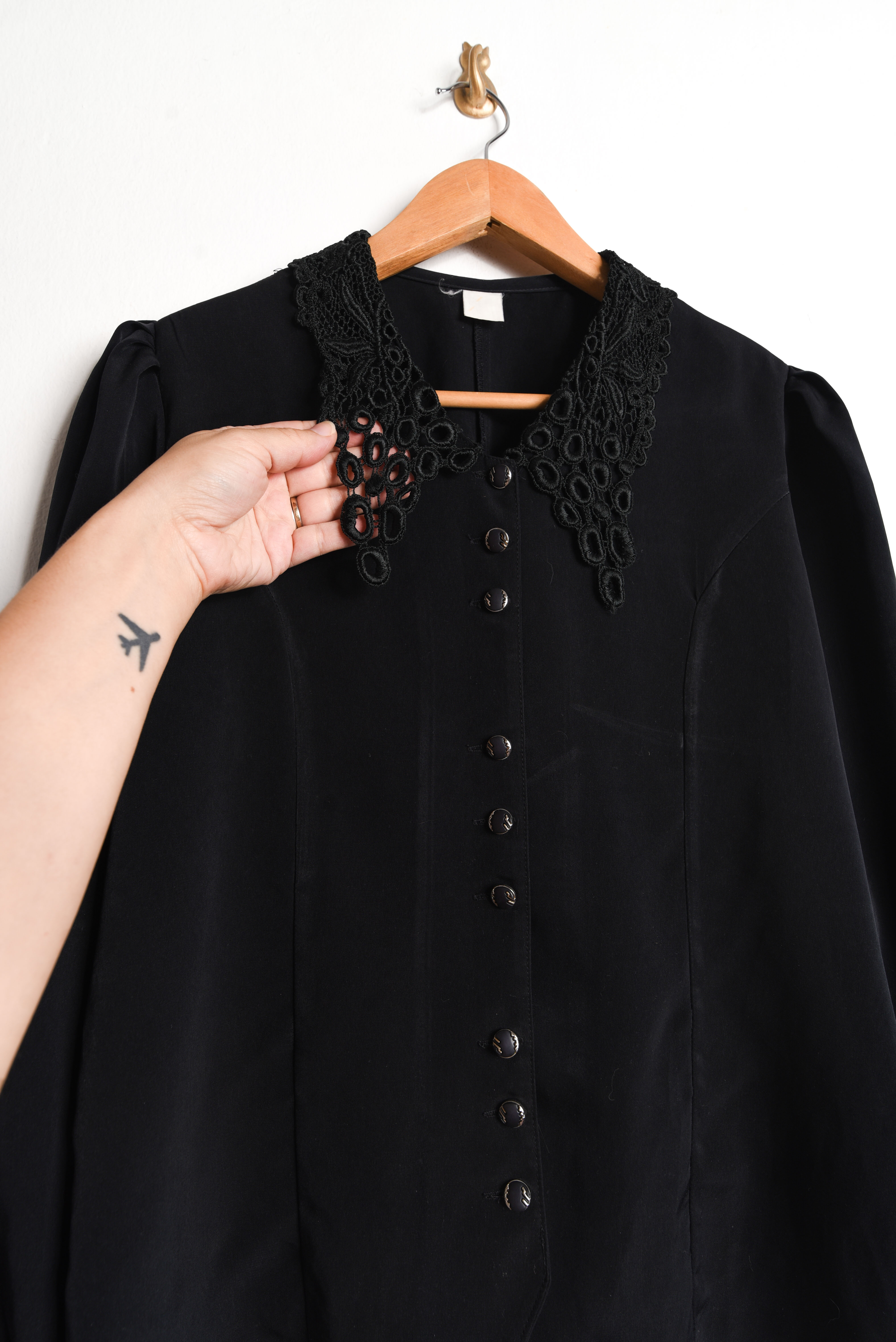 Blusa negra romántica cuellito vintage