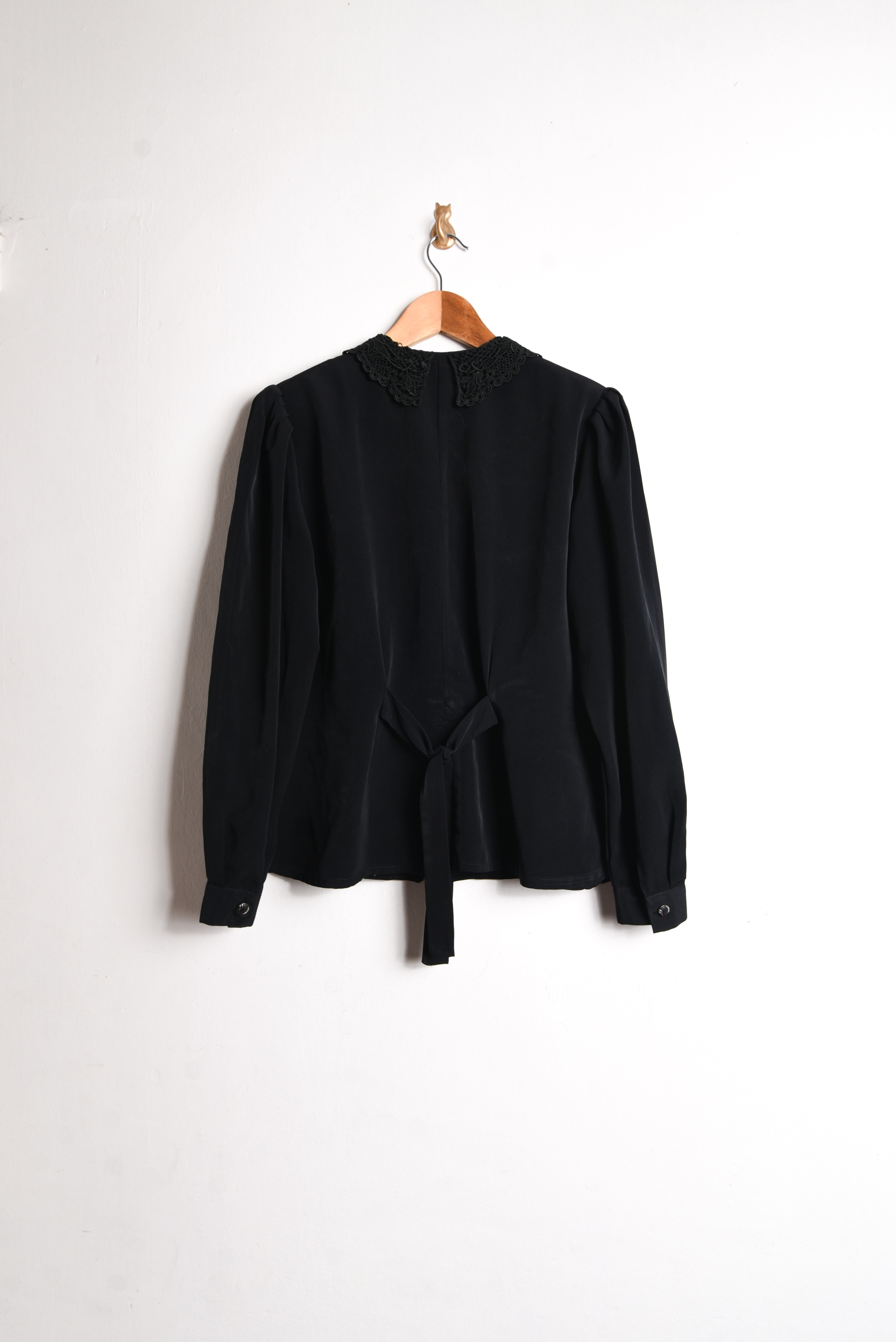 Blusa negra romántica cuellito vintage