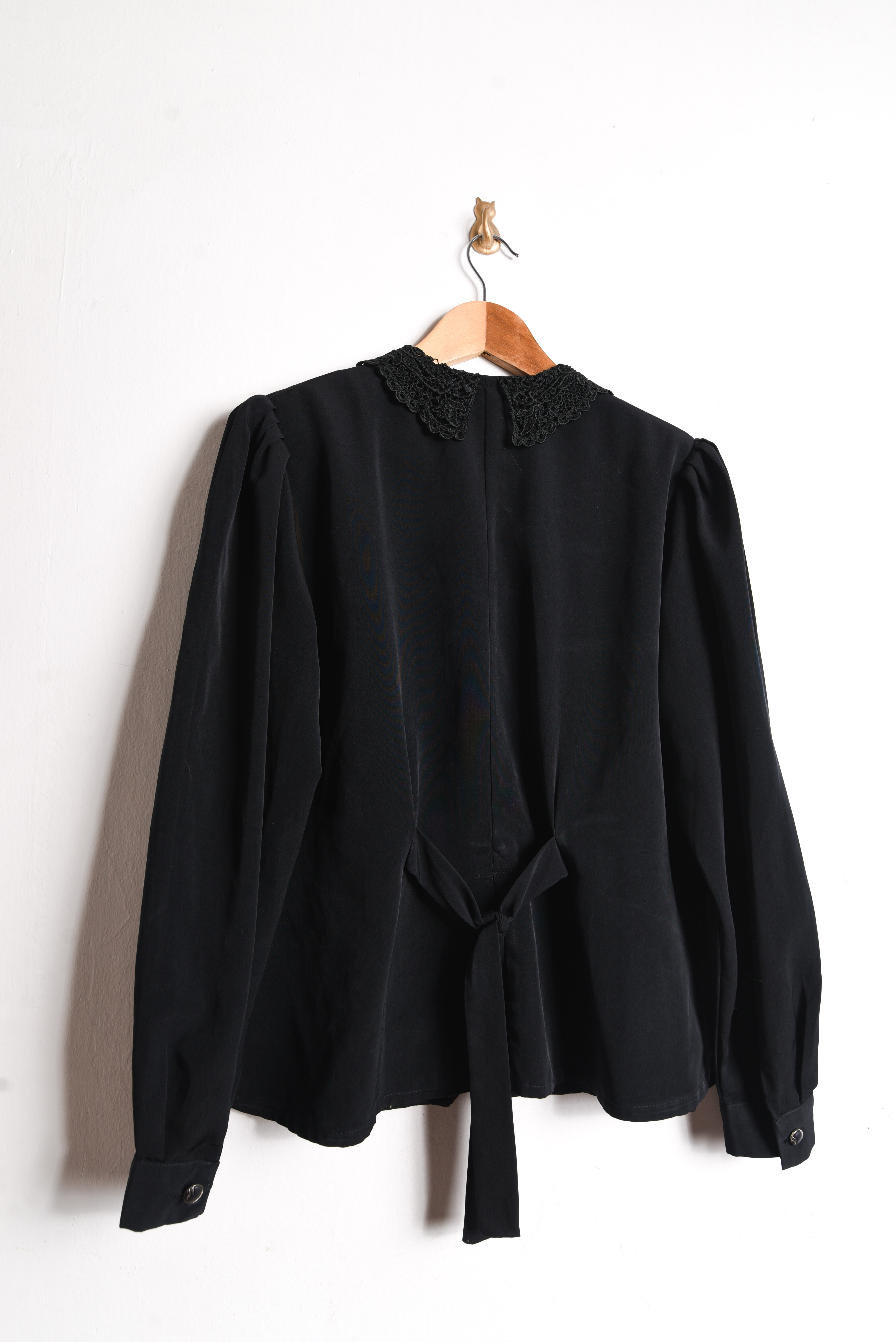 Blusa negra romántica cuellito vintage