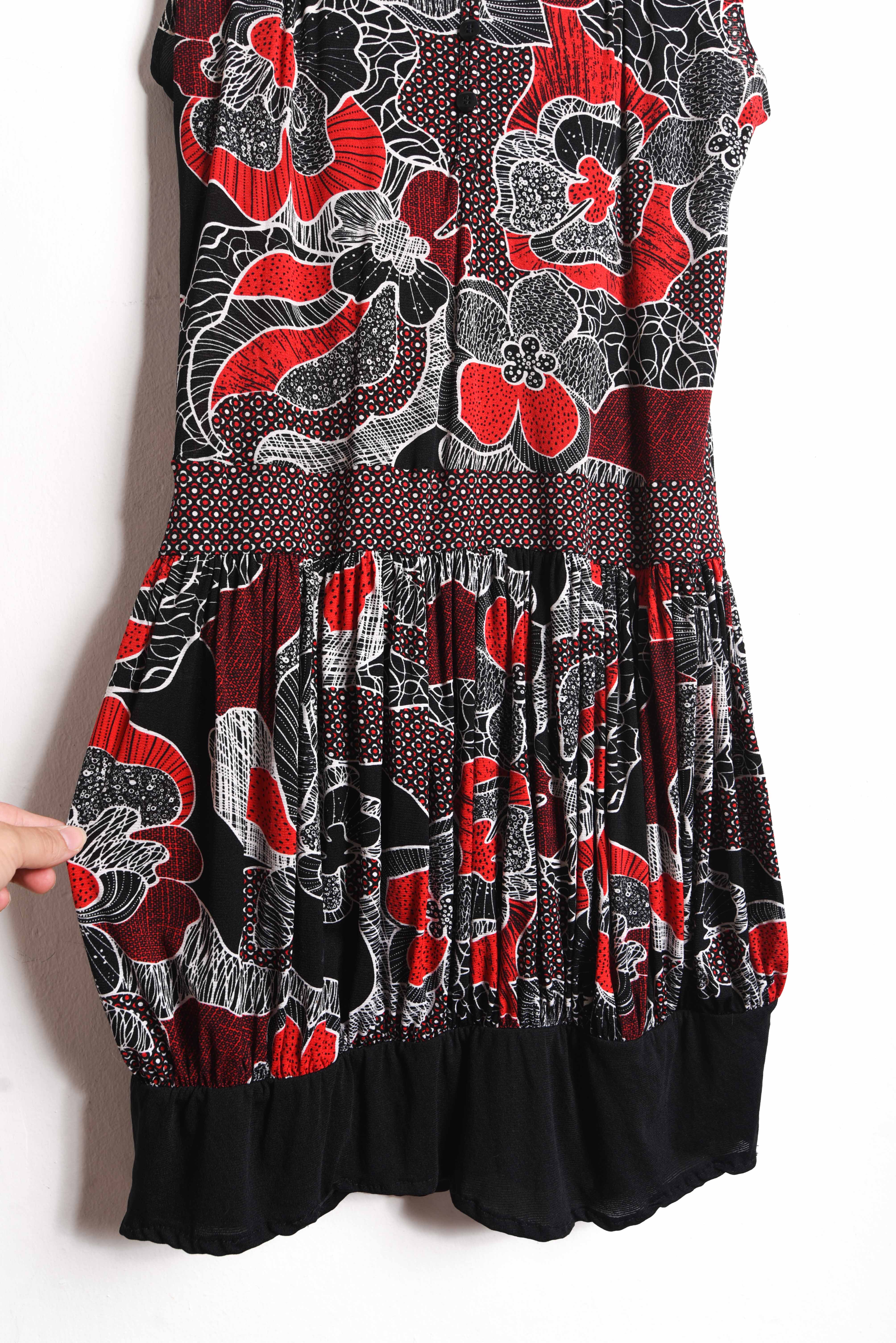 Vestido negro y rojo flores