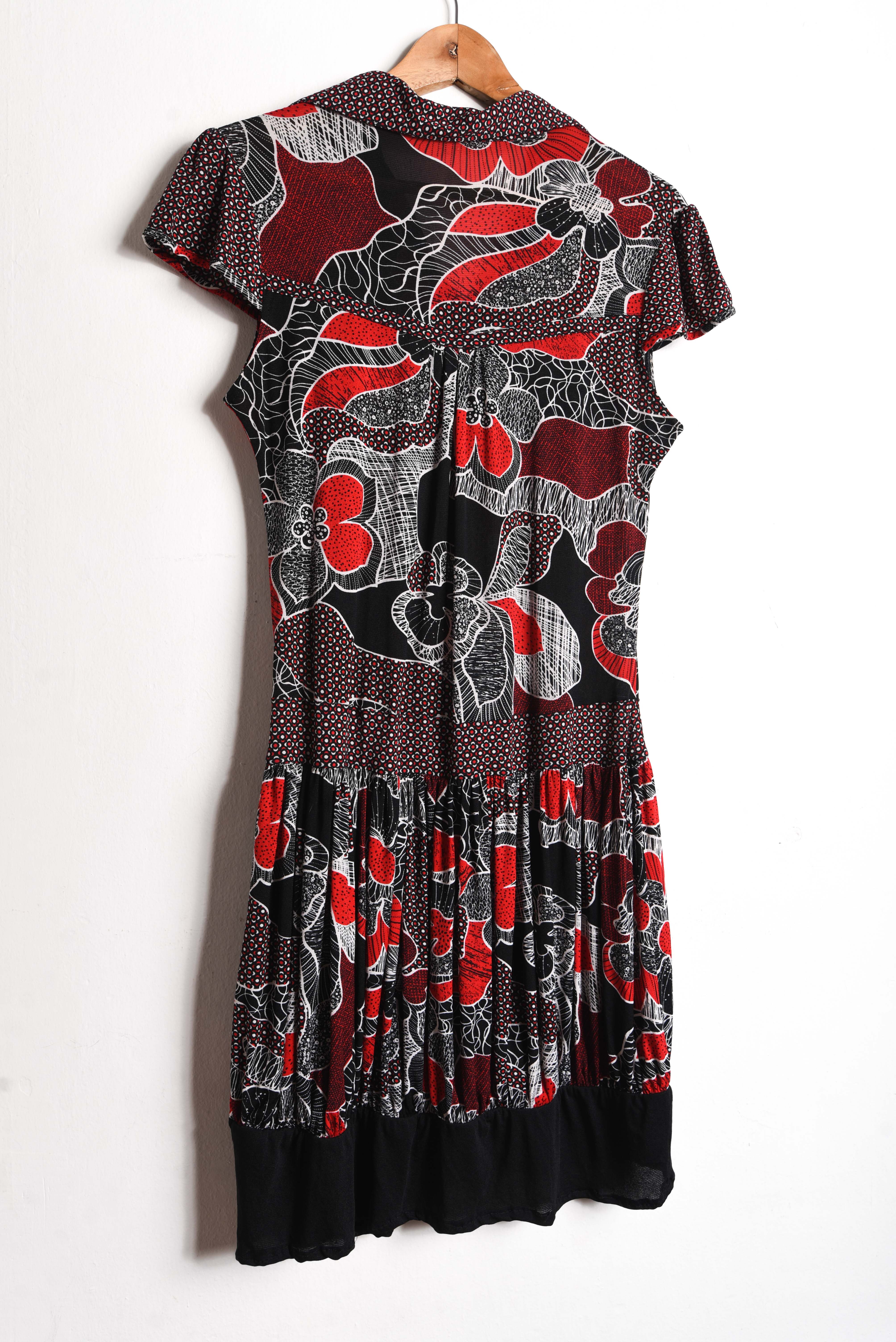 Vestido negro y rojo flores