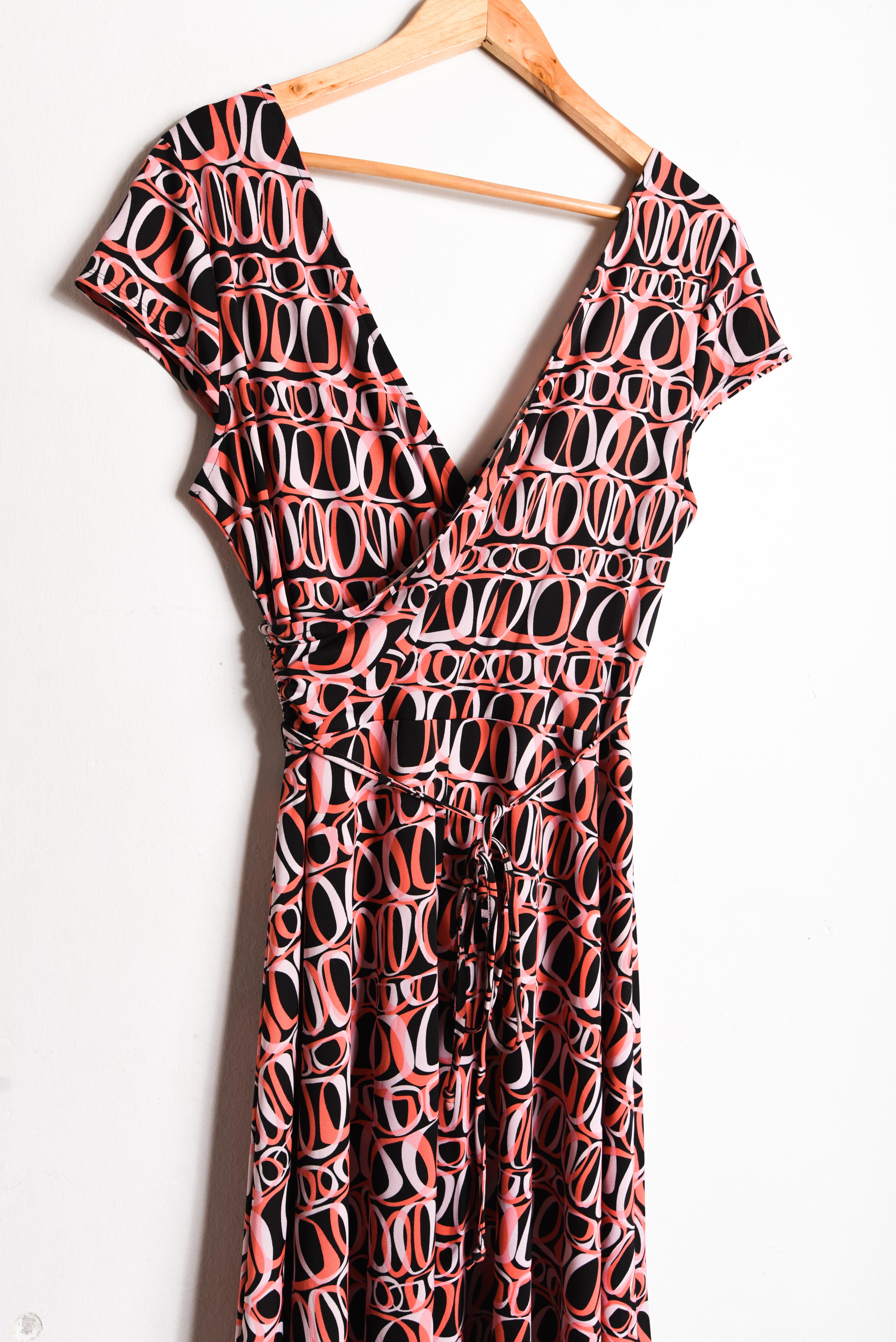 Vestido cruzado negro y coral