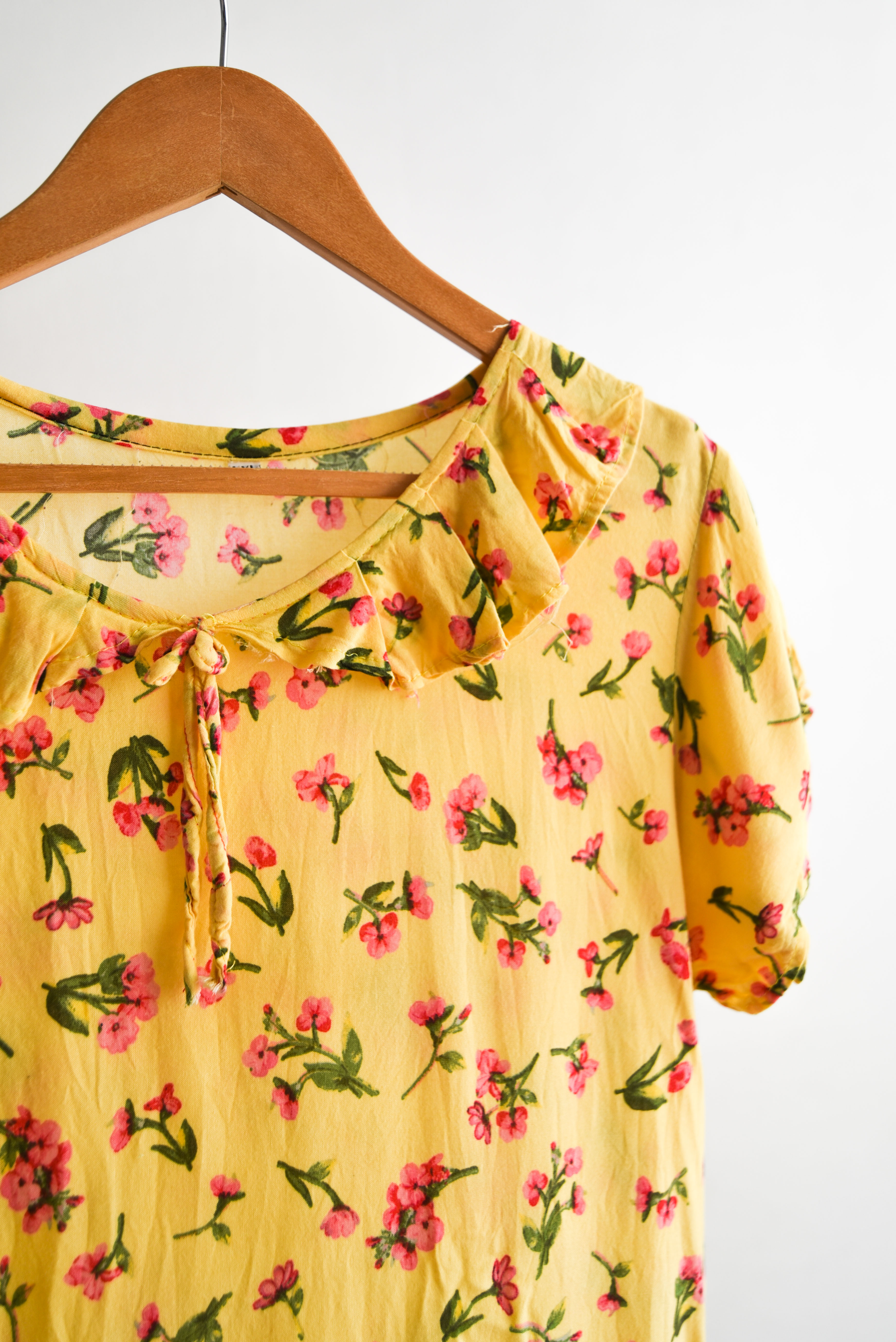 Blusa amarilla floral cuellito