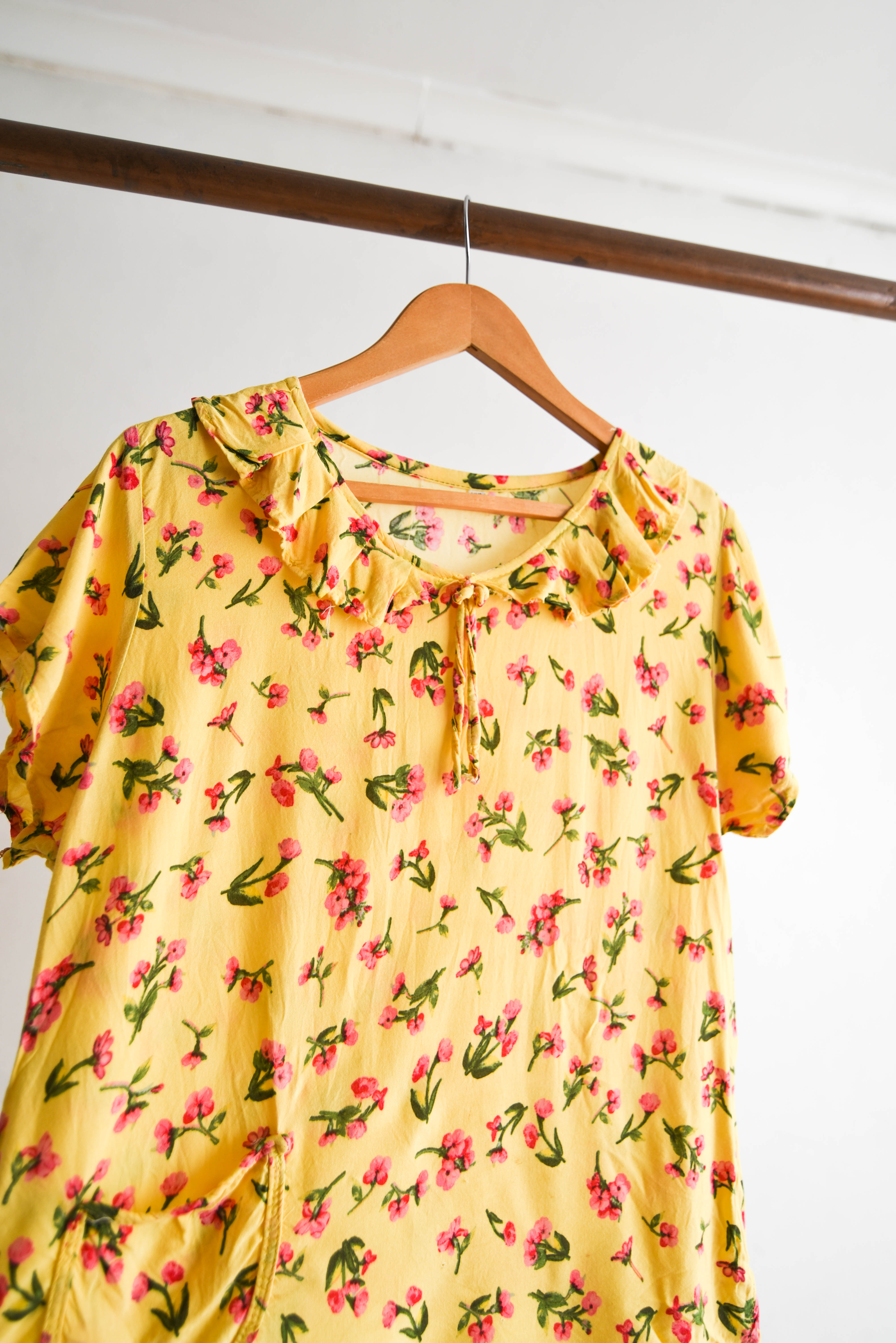 Blusa amarilla floral cuellito