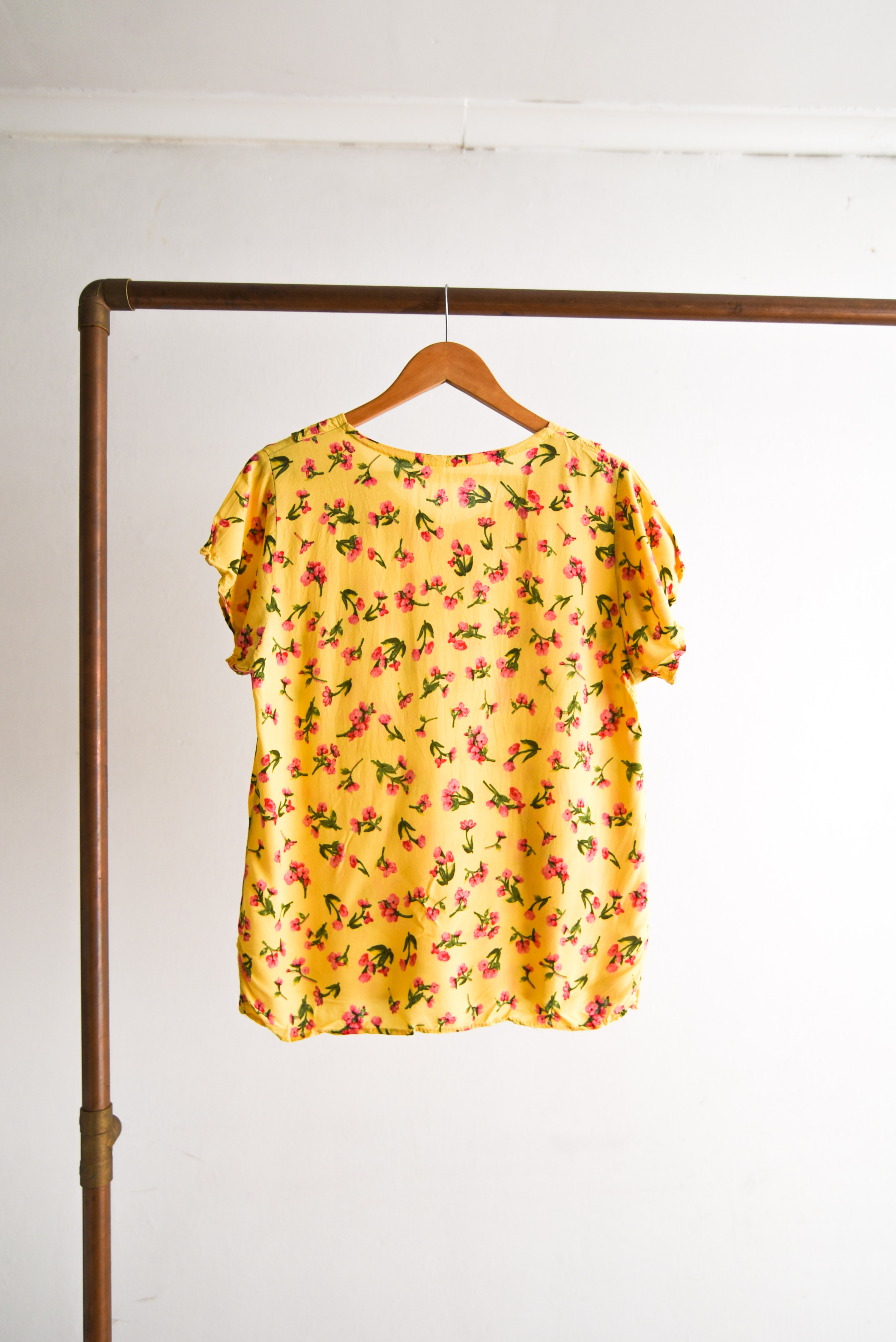 Blusa amarilla floral cuellito