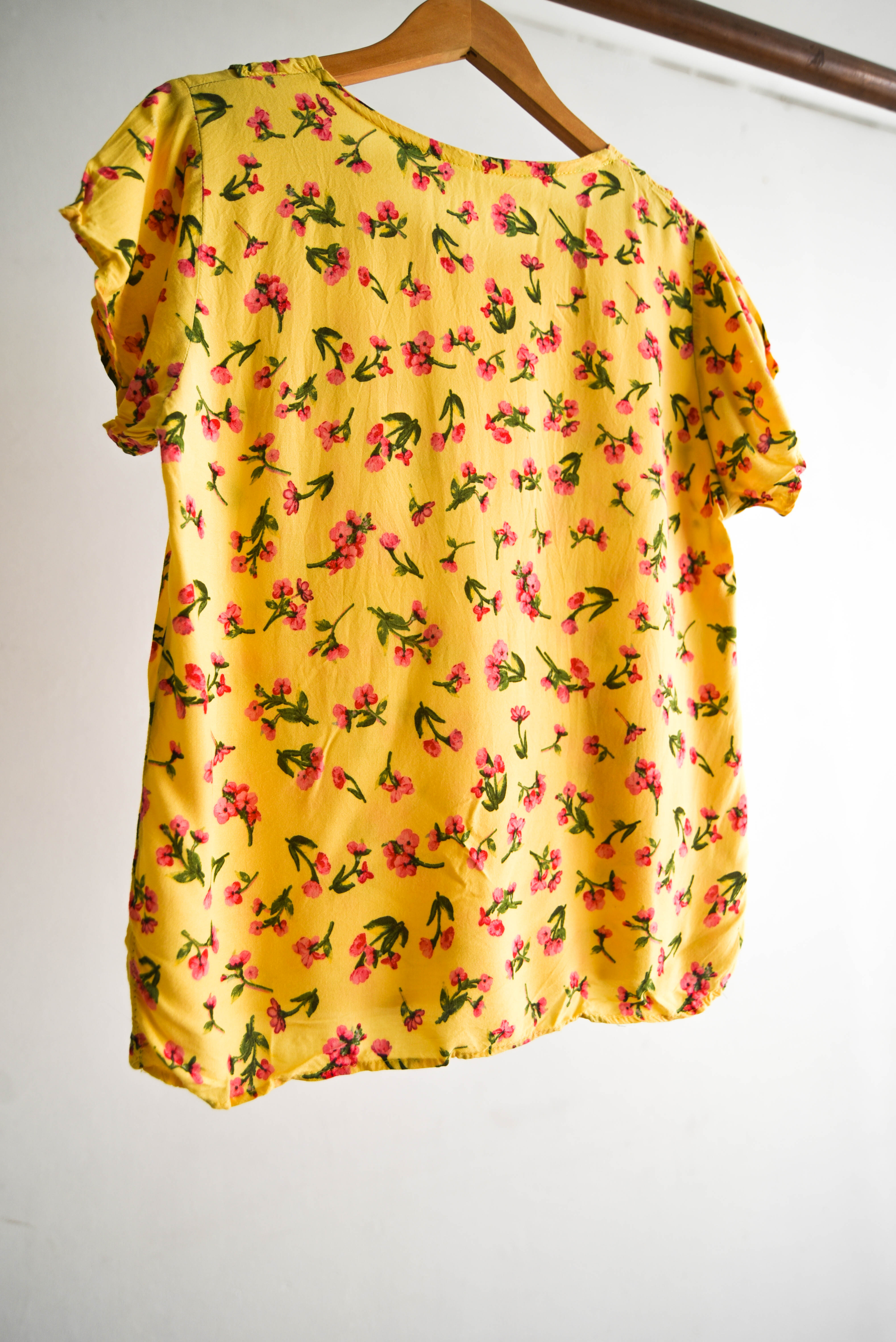 Blusa amarilla floral cuellito