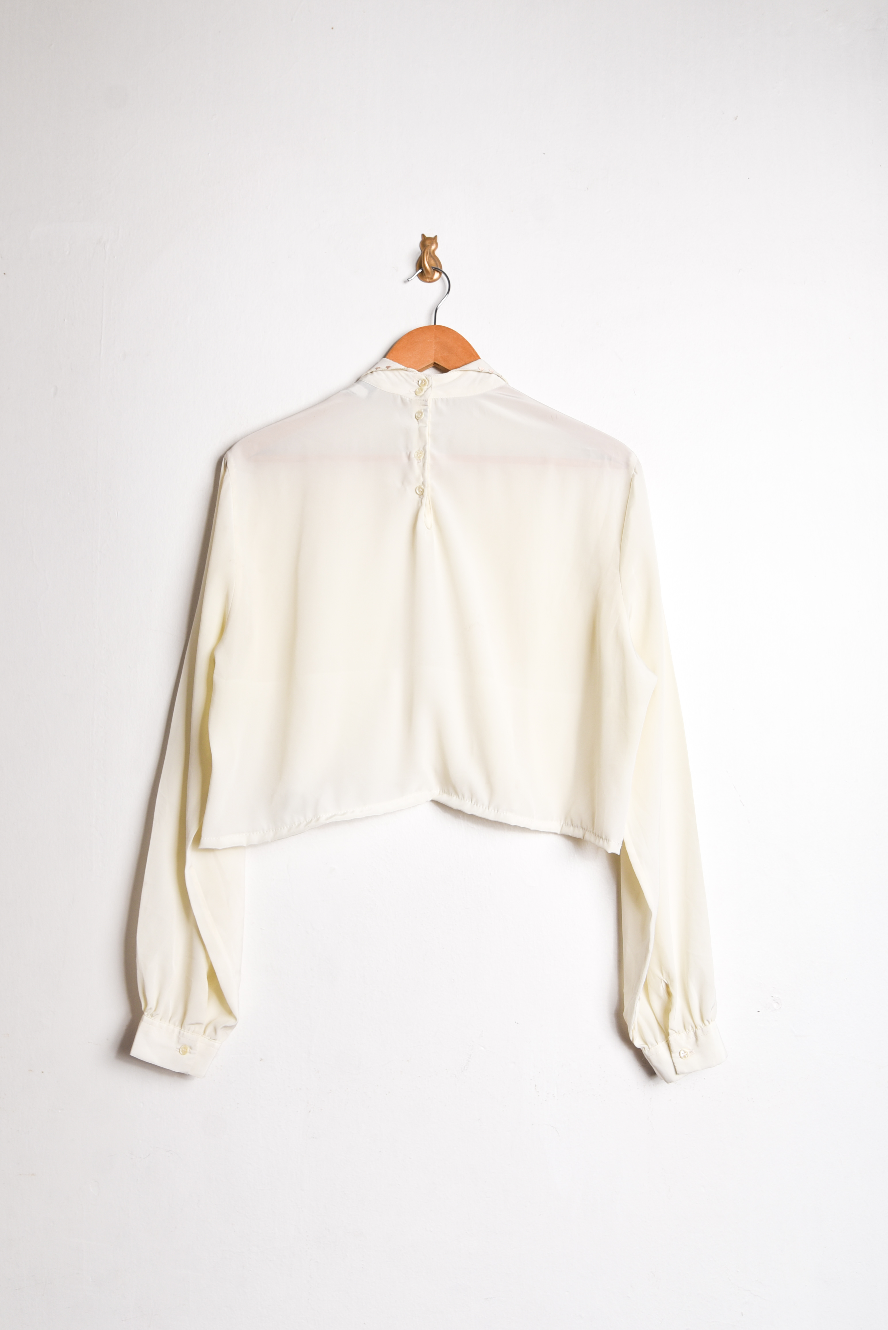 Blusa crop marfil bordada