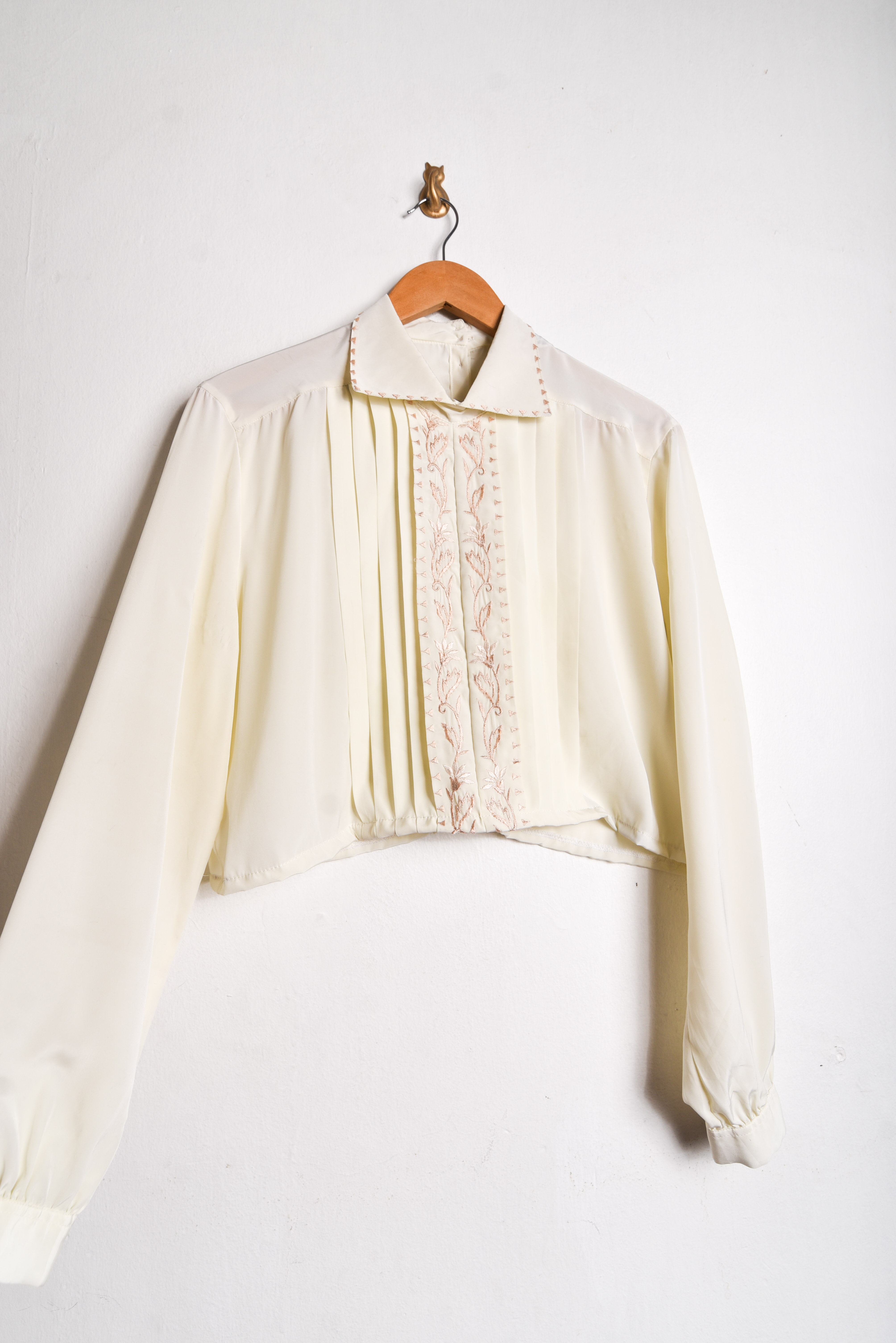 Blusa crop marfil bordada