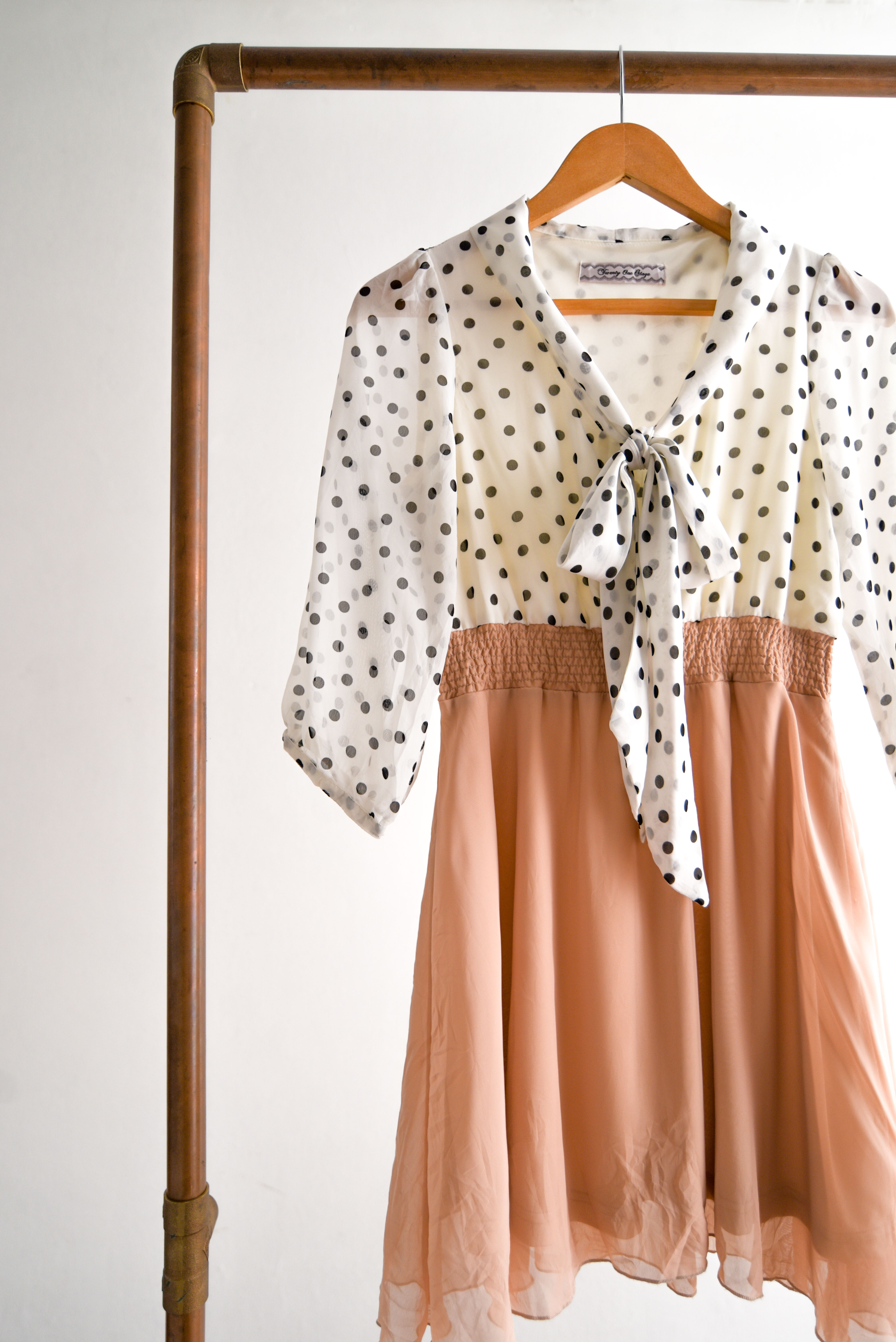 Vestido nude marfil lunares