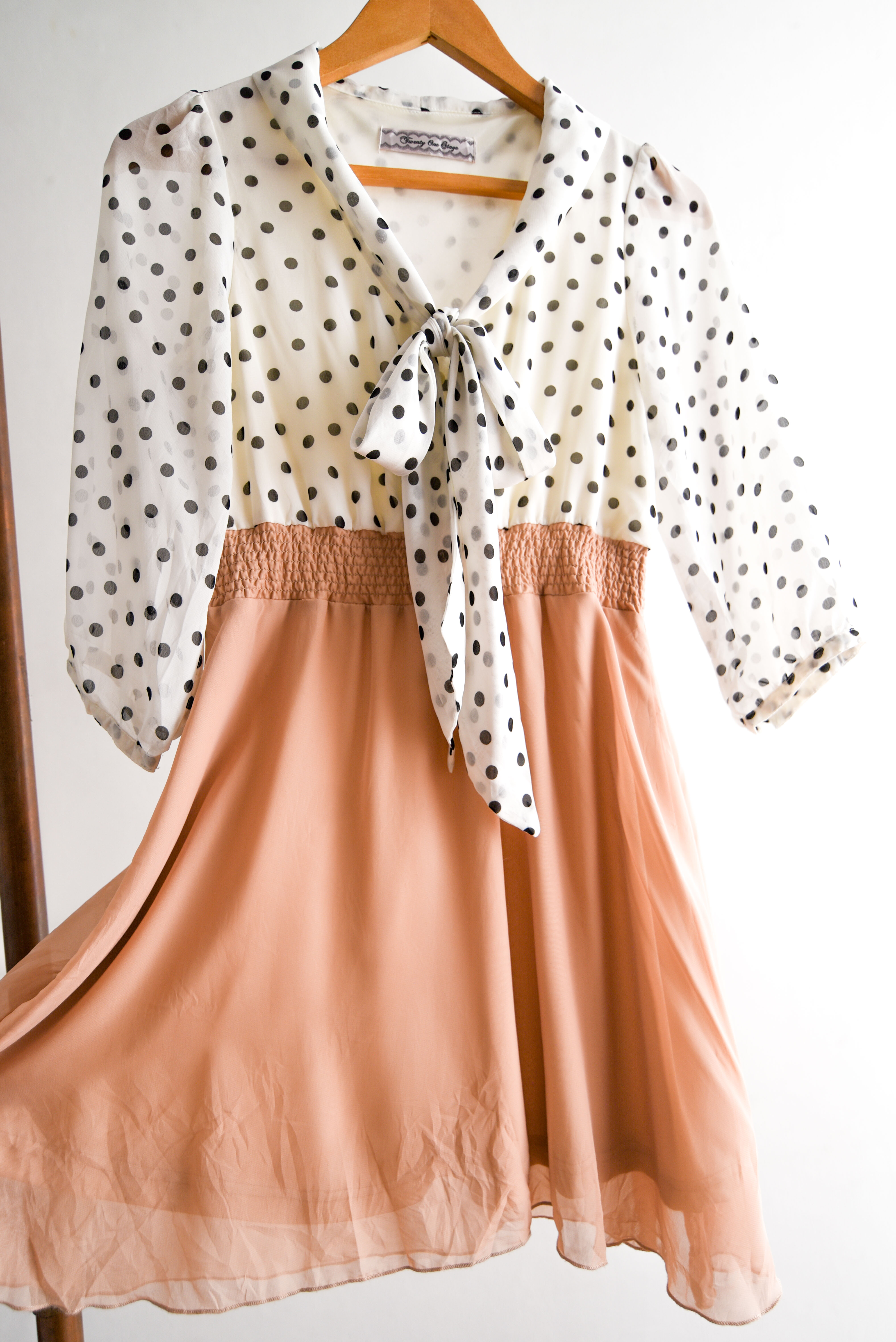 Vestido nude marfil lunares