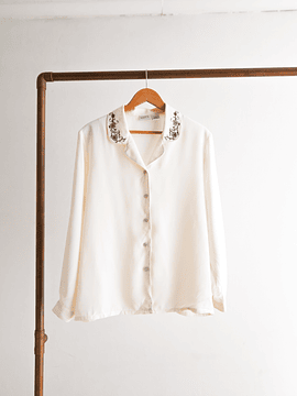 Blusa marfil cuello bordado