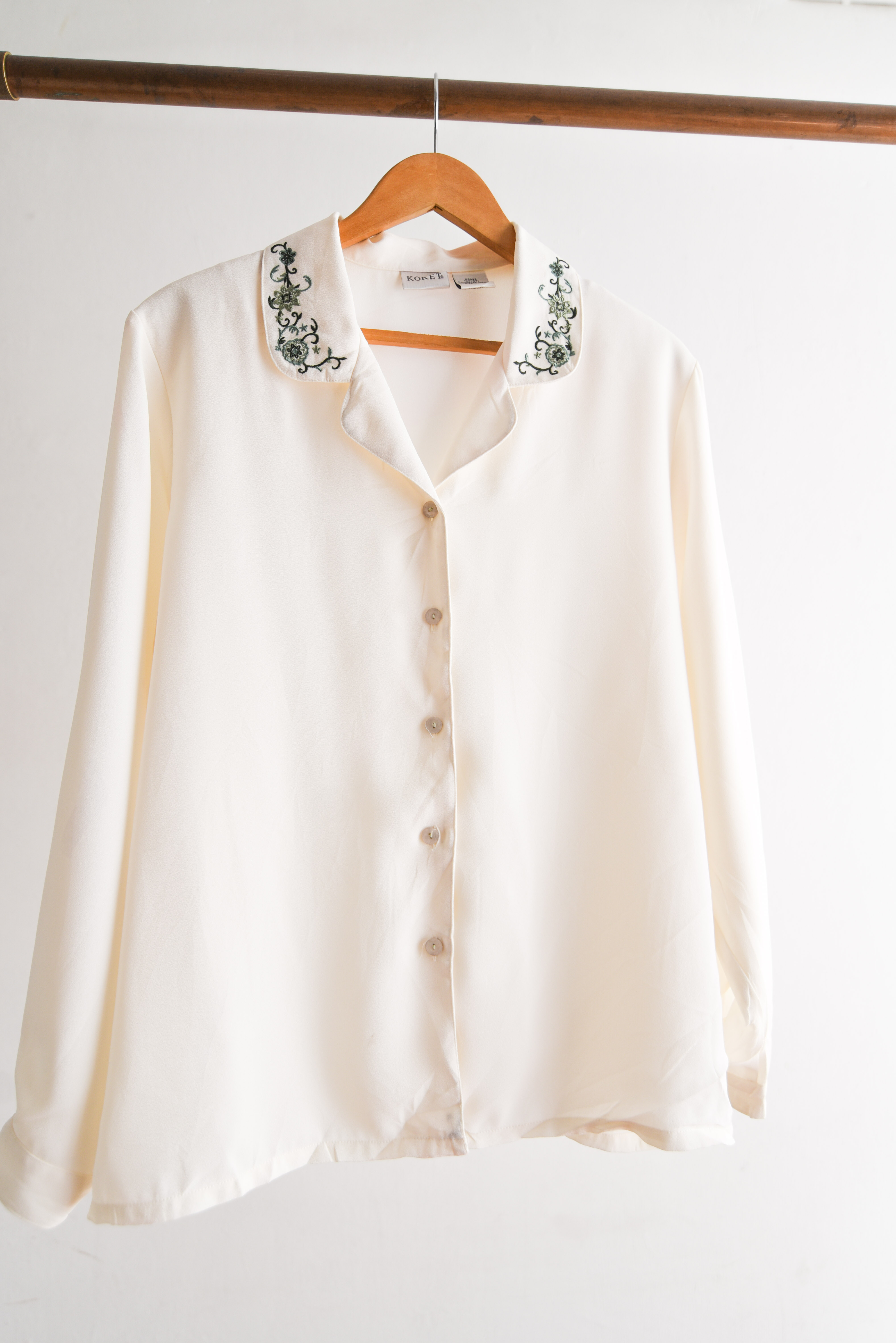 Blusa marfil cuello bordado