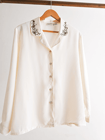Blusa marfil cuello bordado