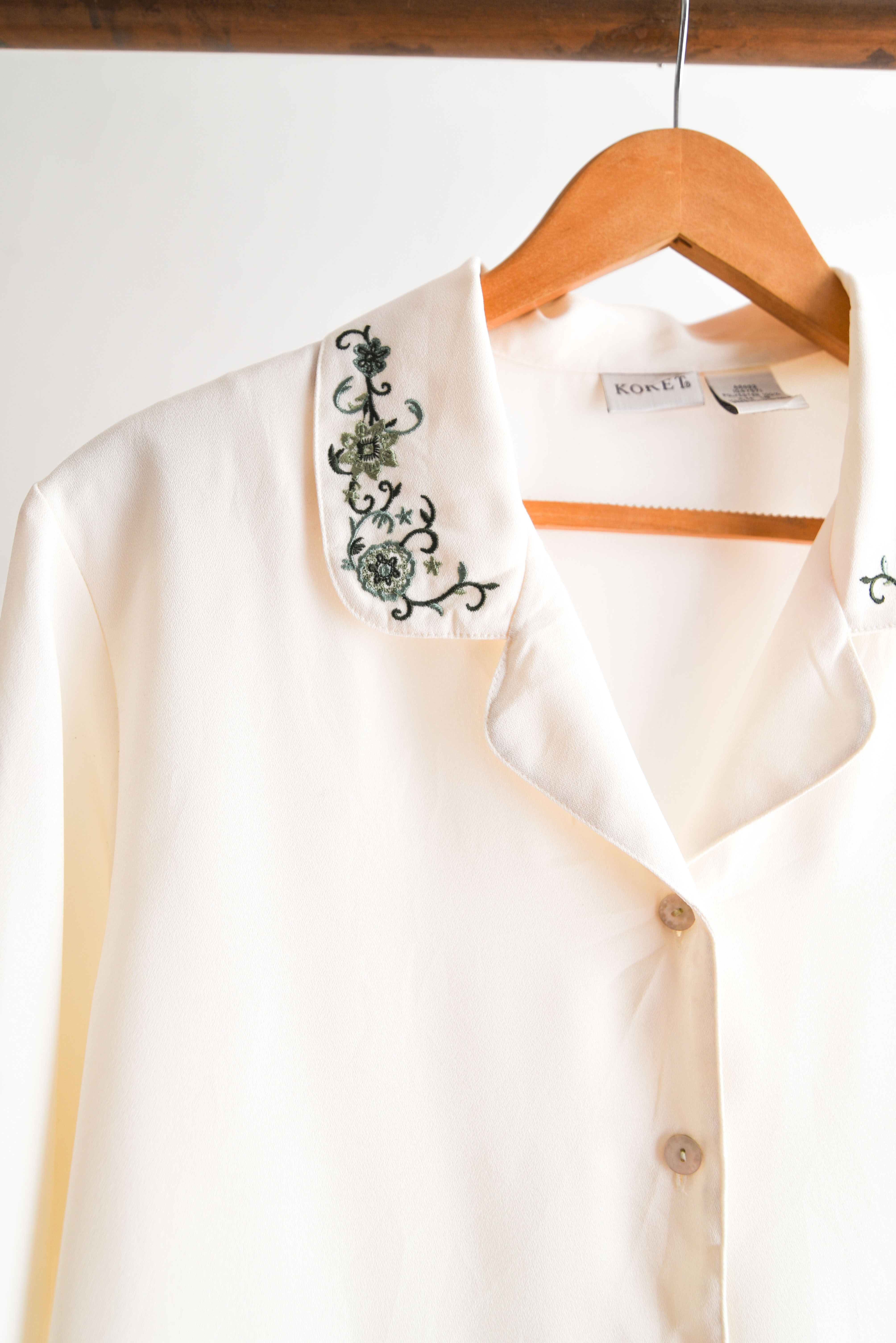 Blusa marfil cuello bordado