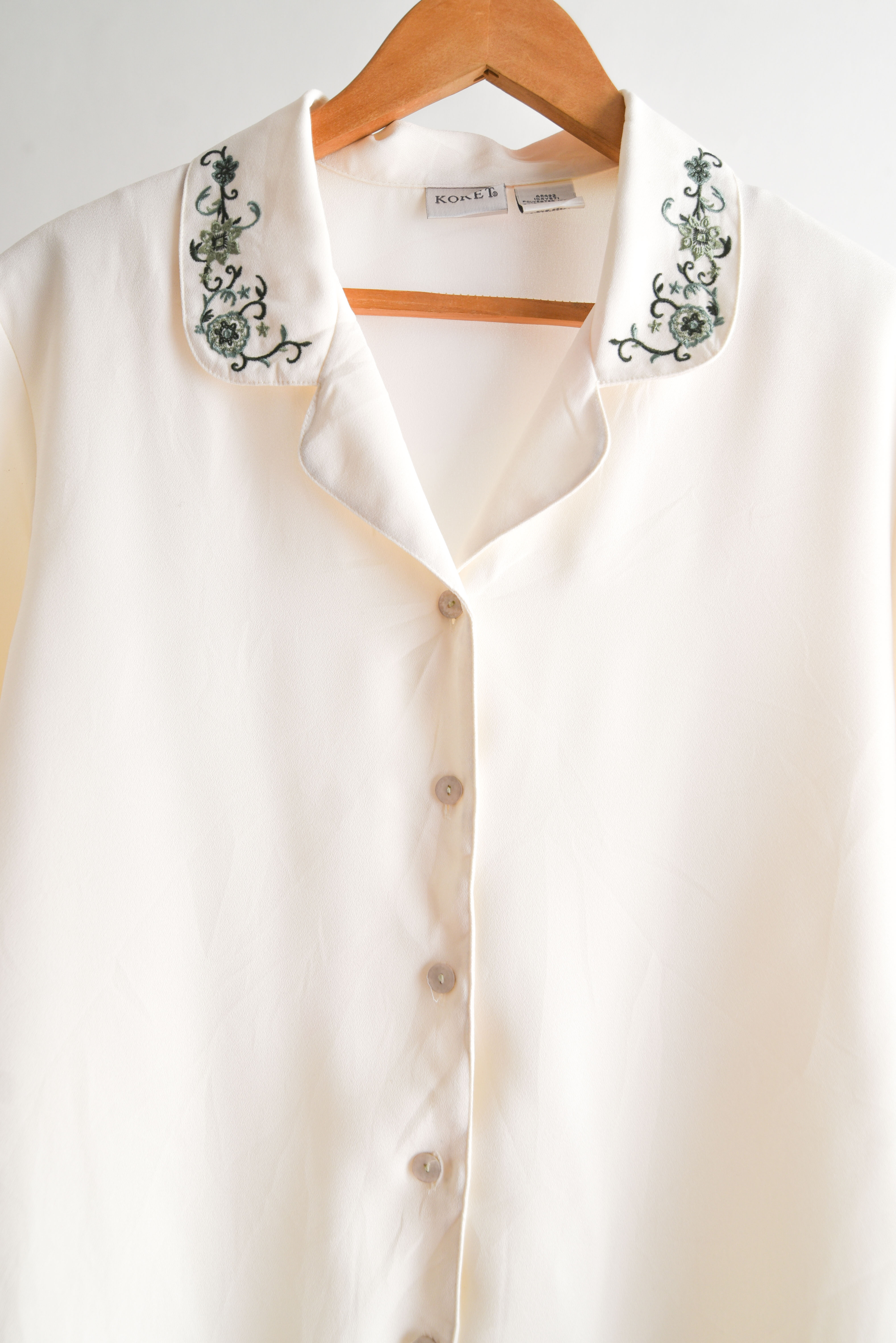 Blusa marfil cuello bordado