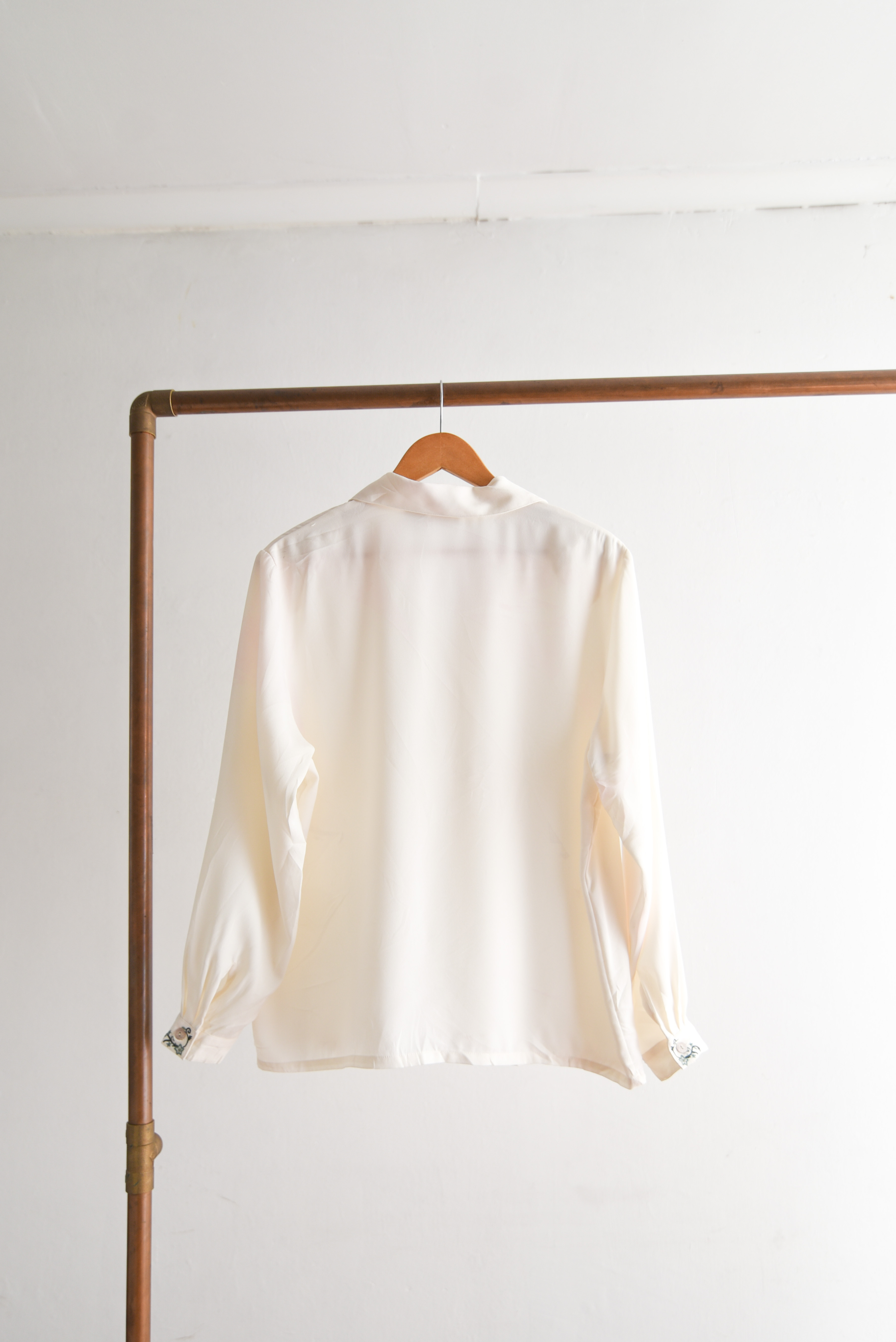 Blusa marfil cuello bordado
