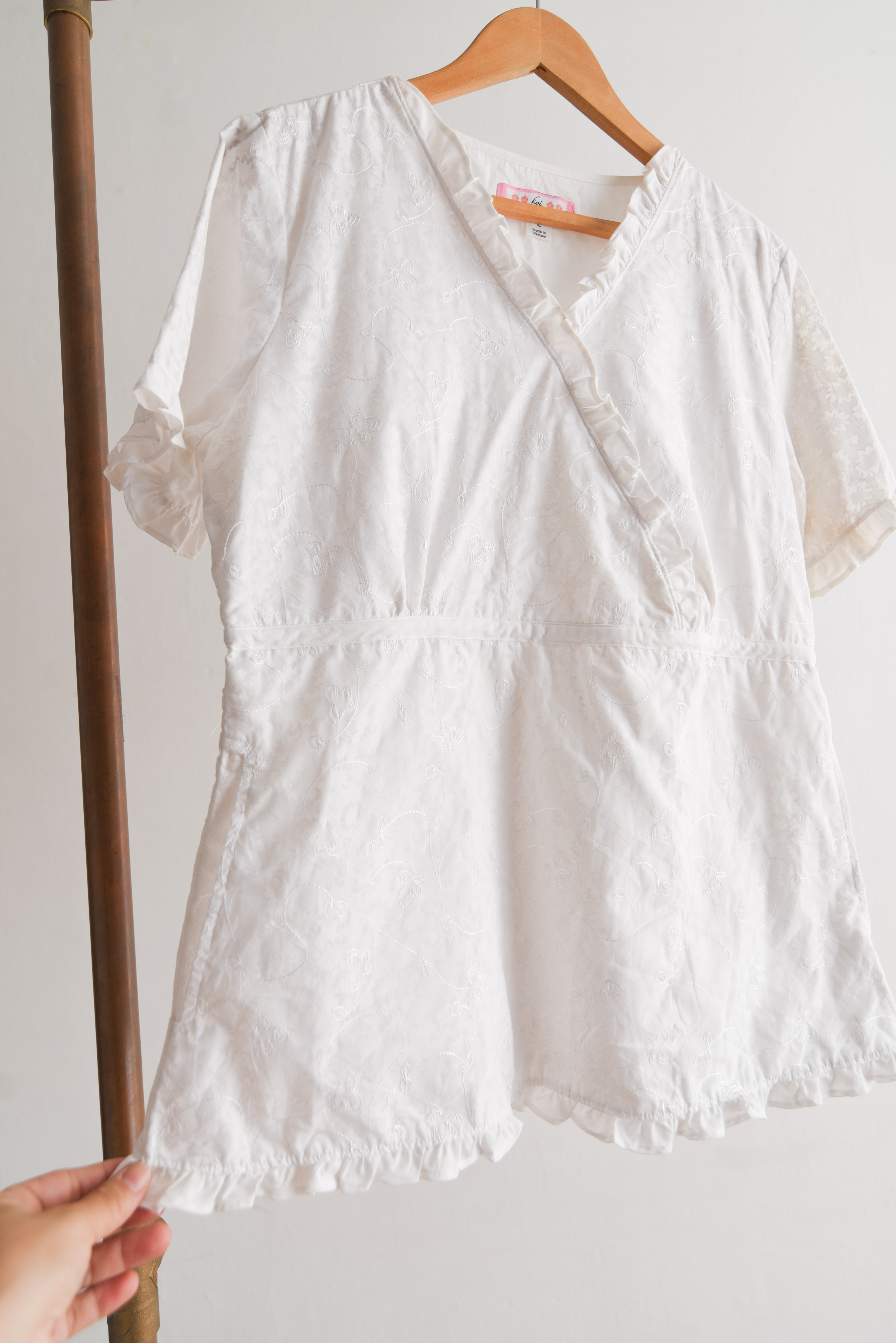 Blusa blanca bordada vuelos