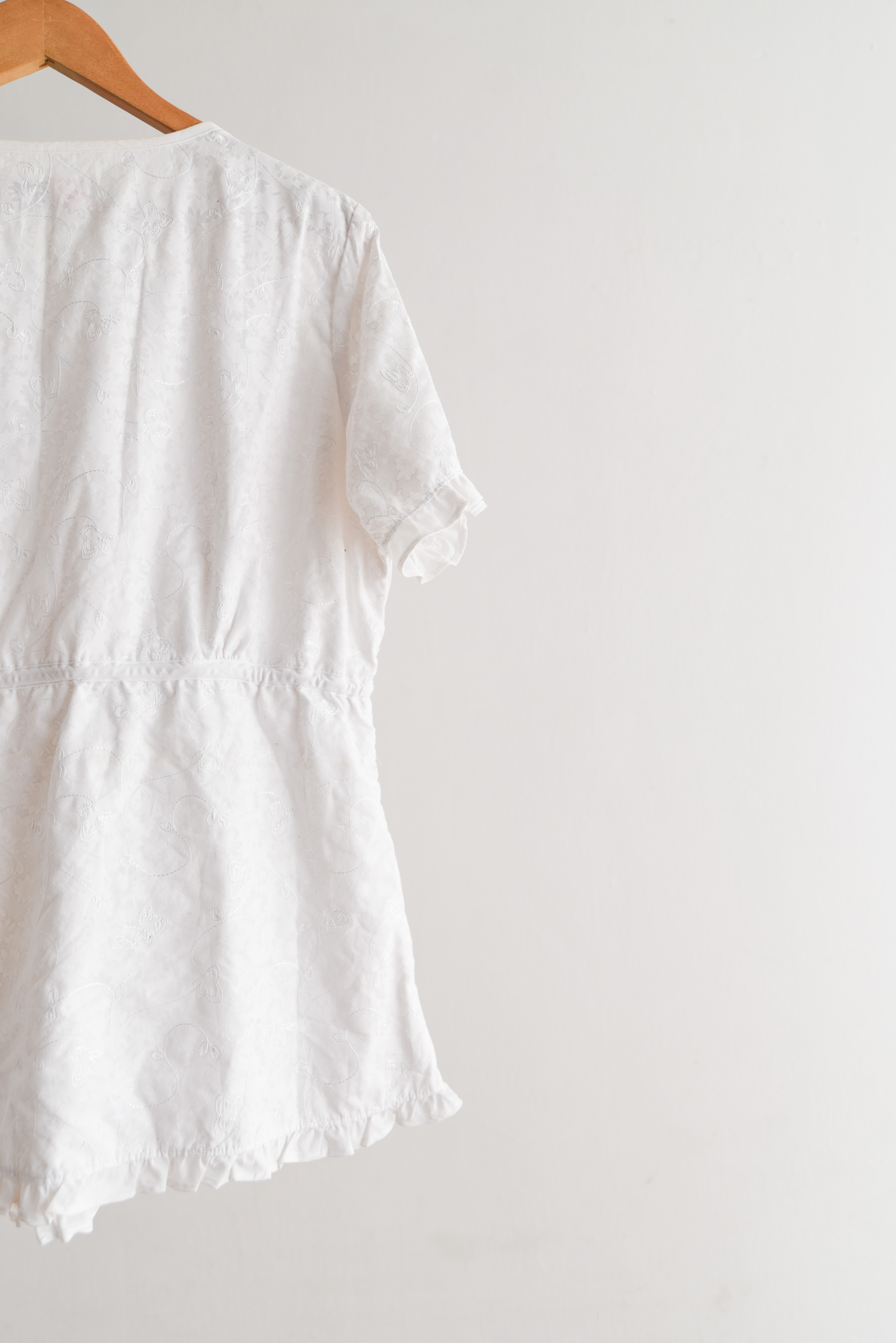 Blusa blanca bordada vuelos