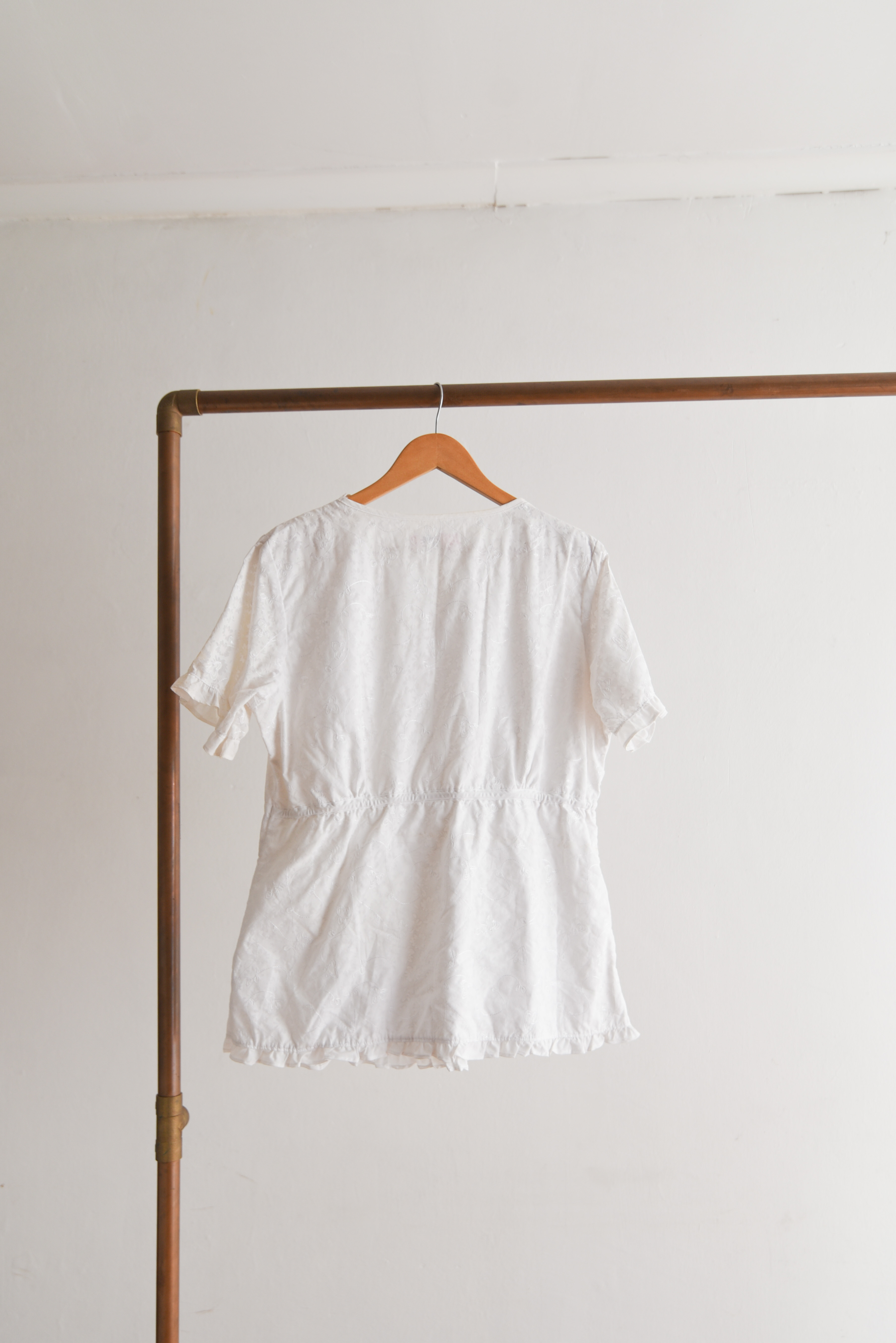 Blusa blanca bordada vuelos