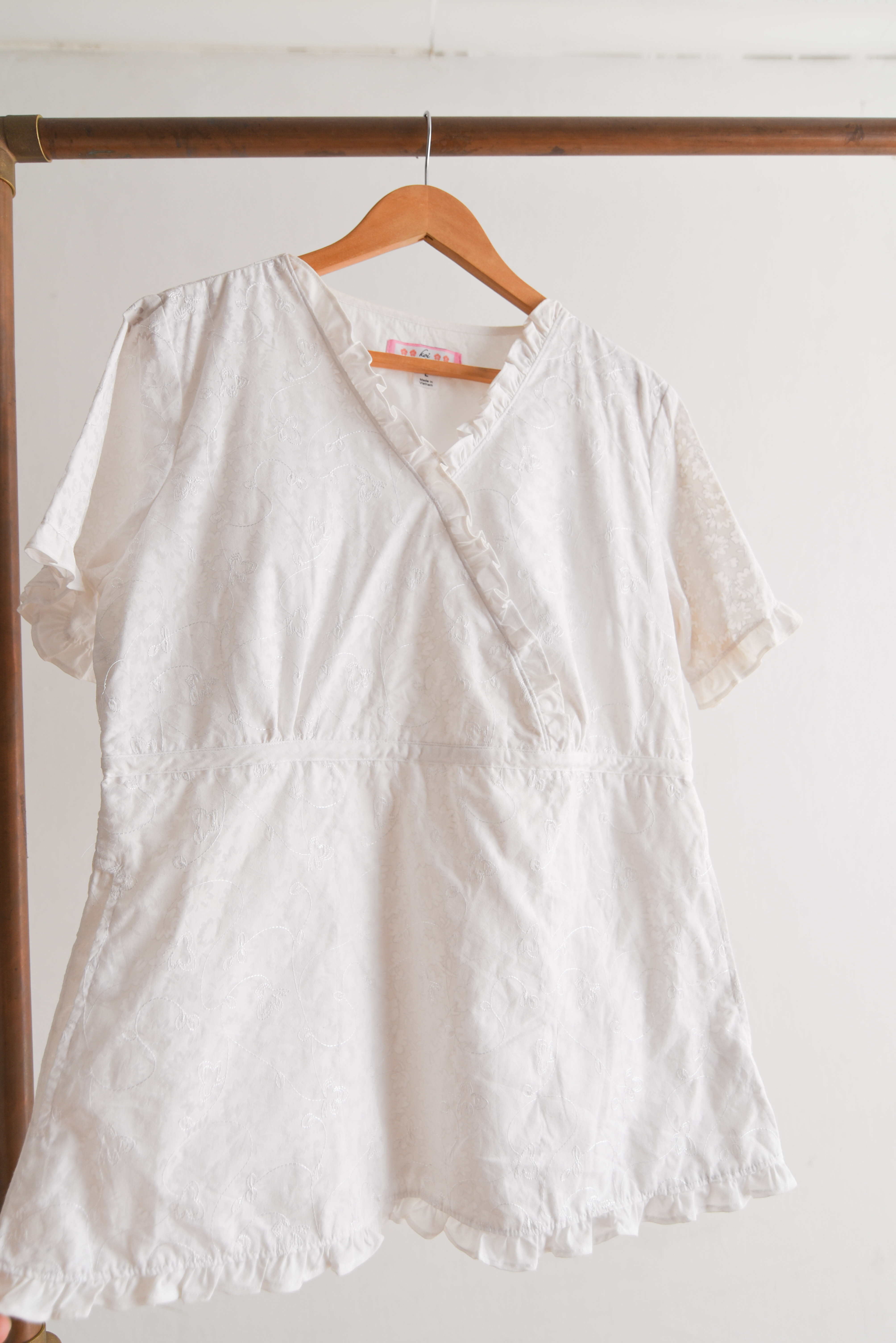 Blusa blanca bordada vuelos