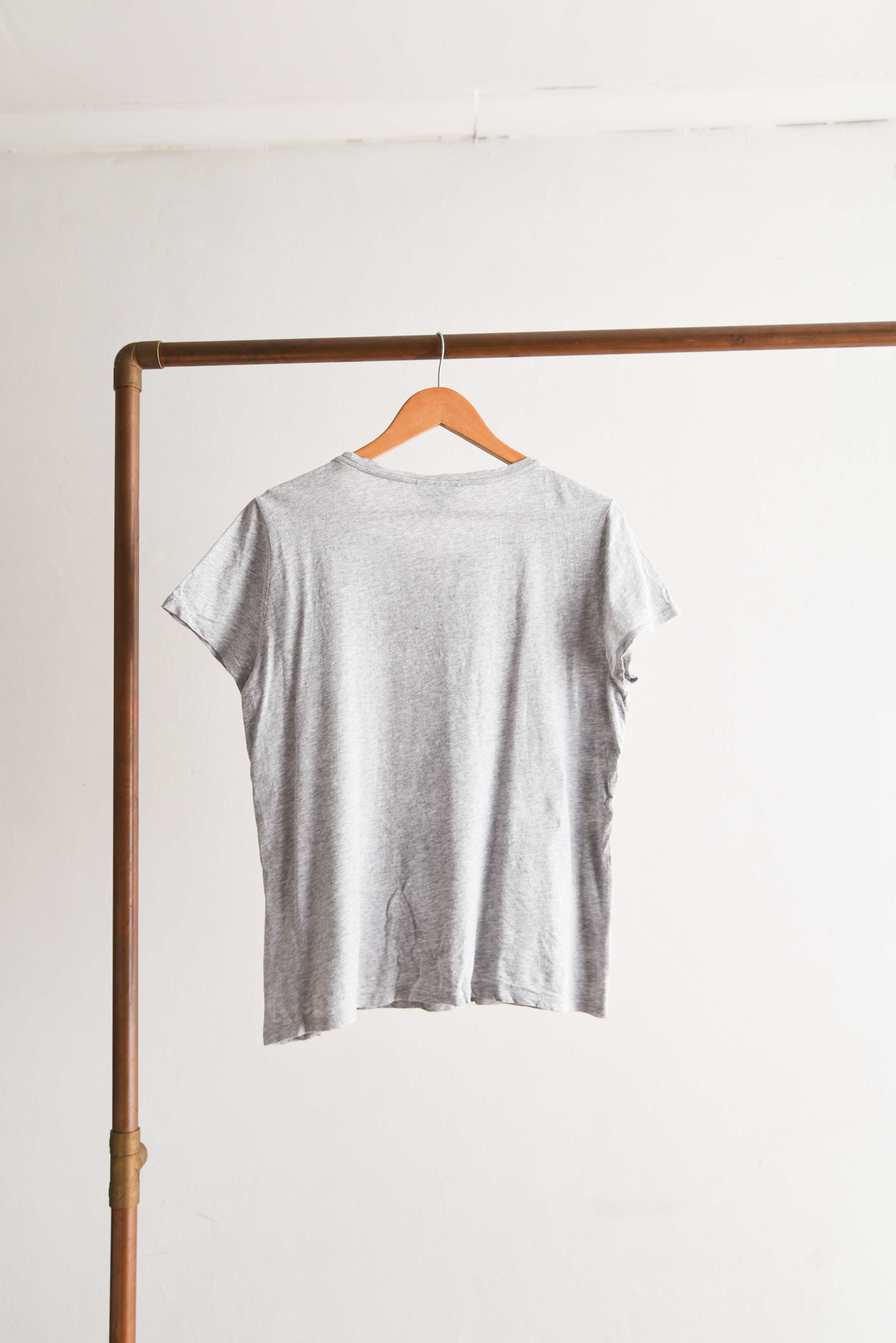 Polera gris y velvet