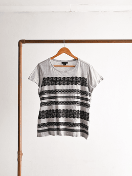 Polera gris y velvet