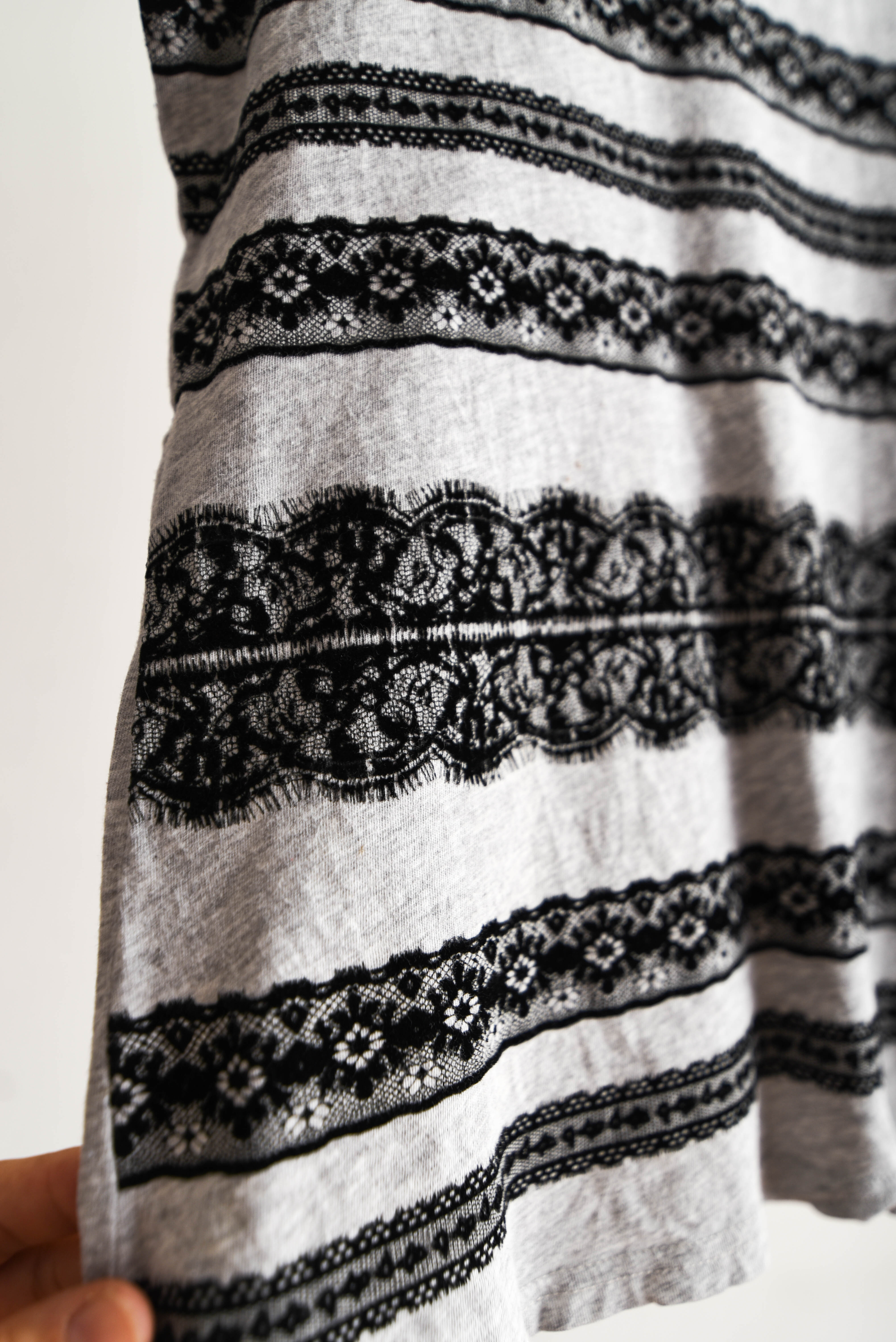 Polera gris y velvet