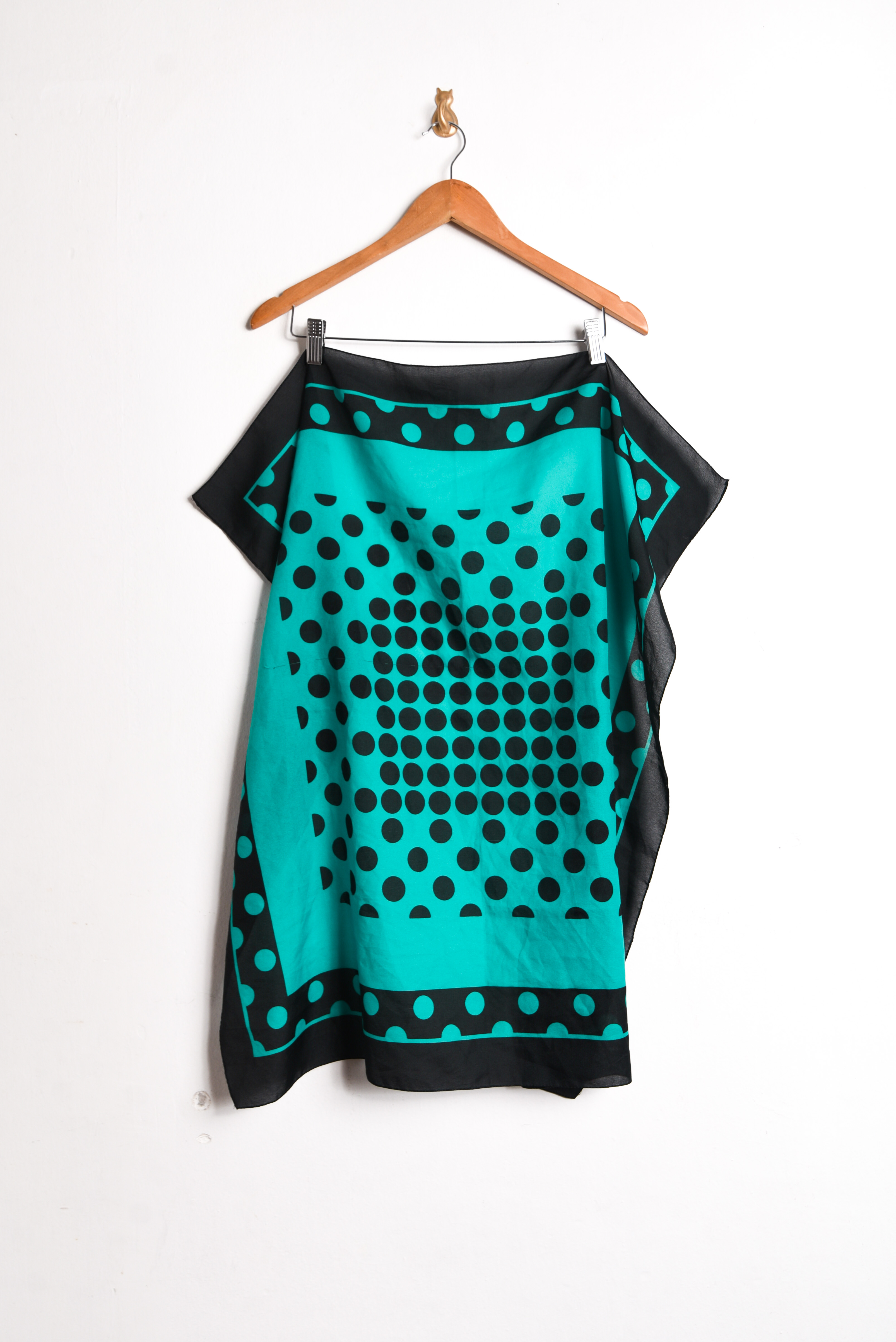 Pañuelo negro jade lunares