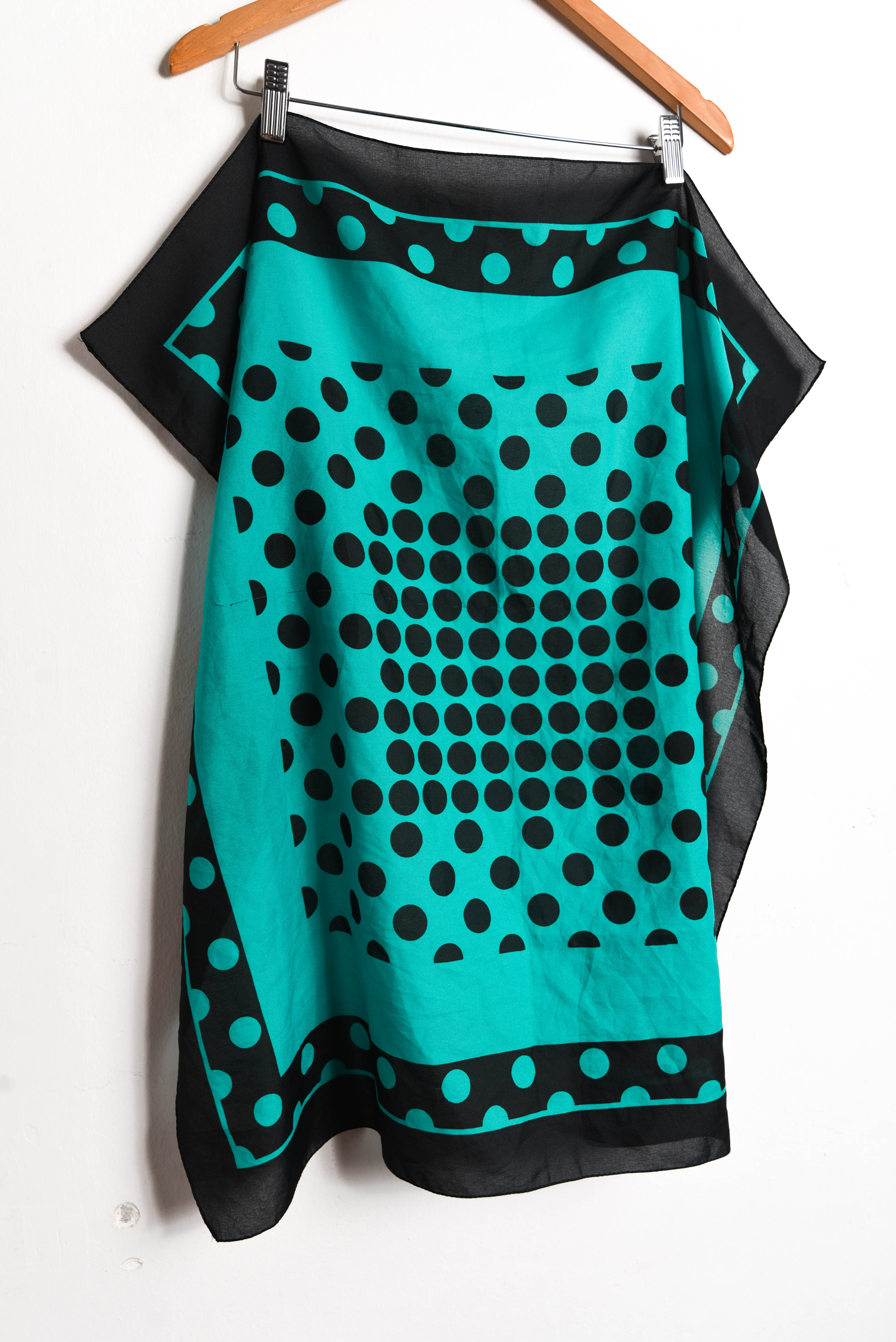 Pañuelo negro jade lunares