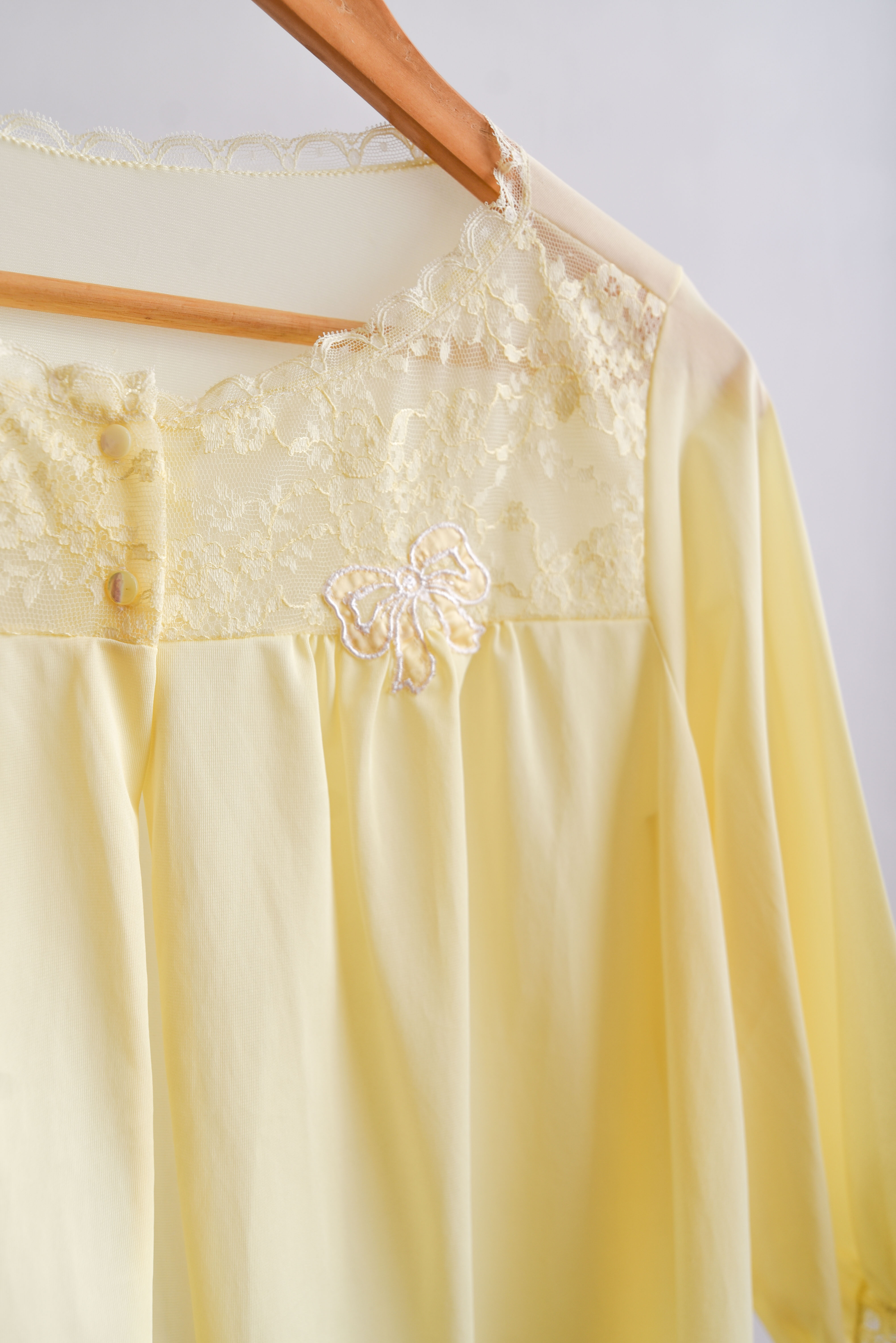 Blusa lencera encaje amarilla