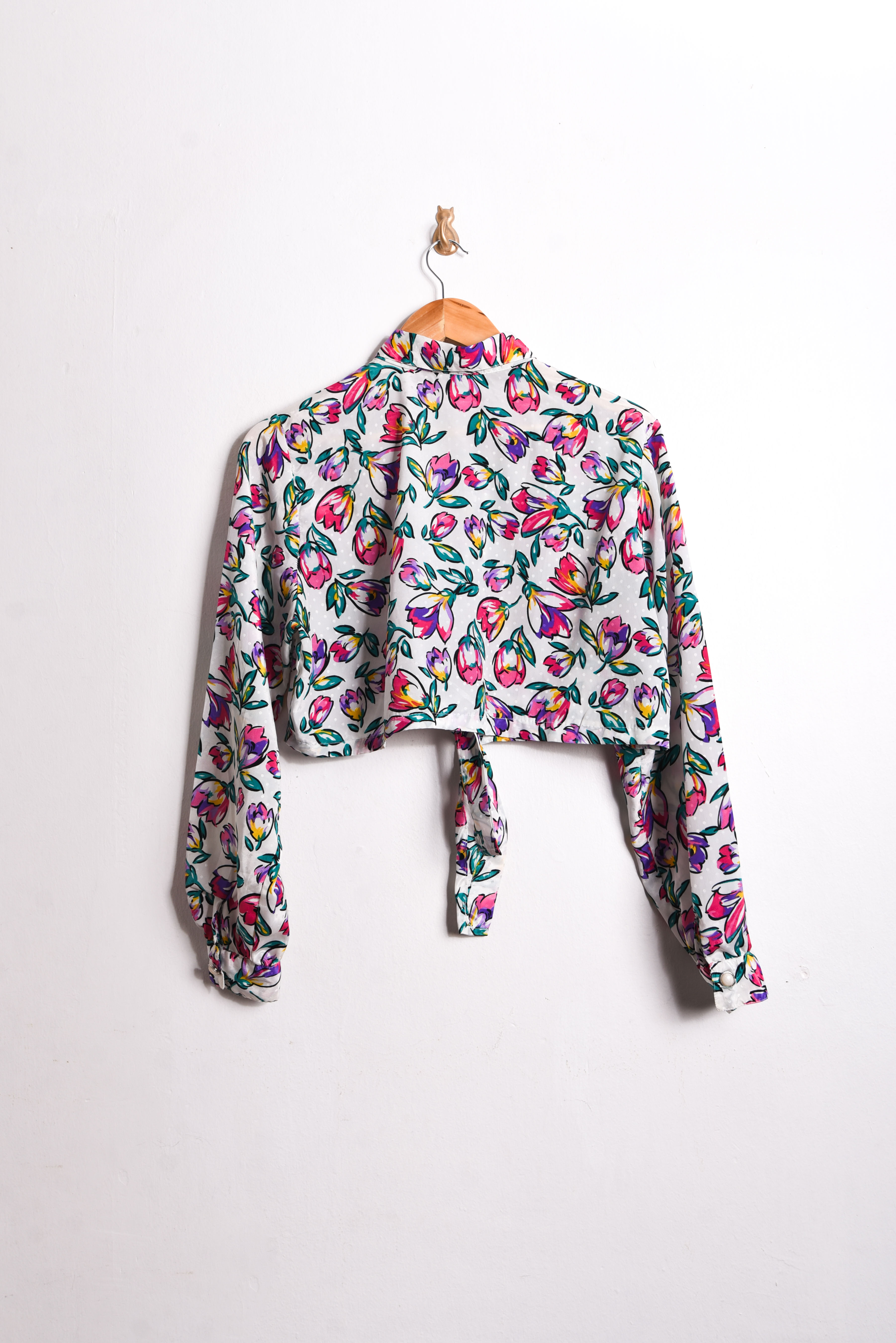 Blusa crop floral satinada