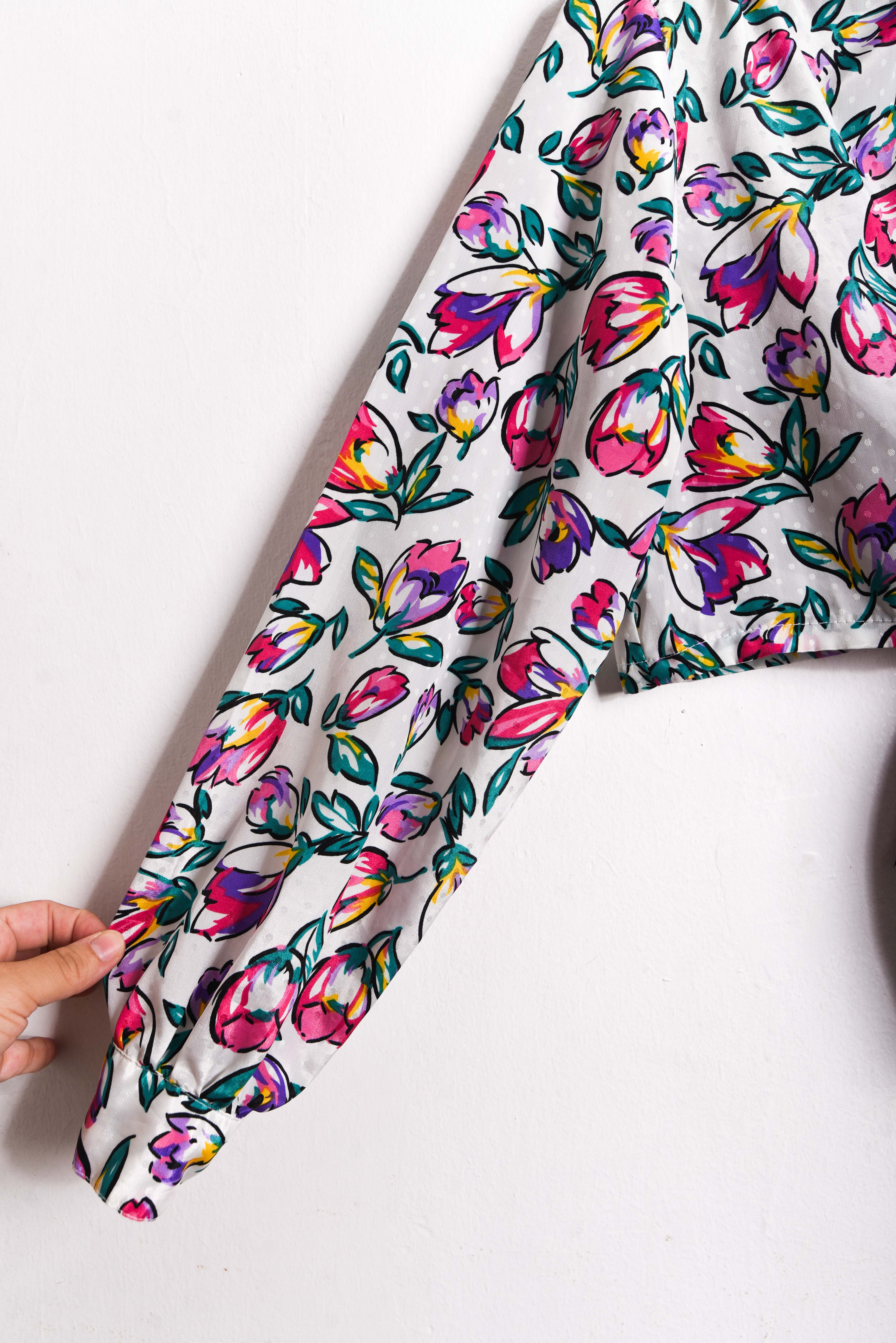 Blusa crop floral satinada