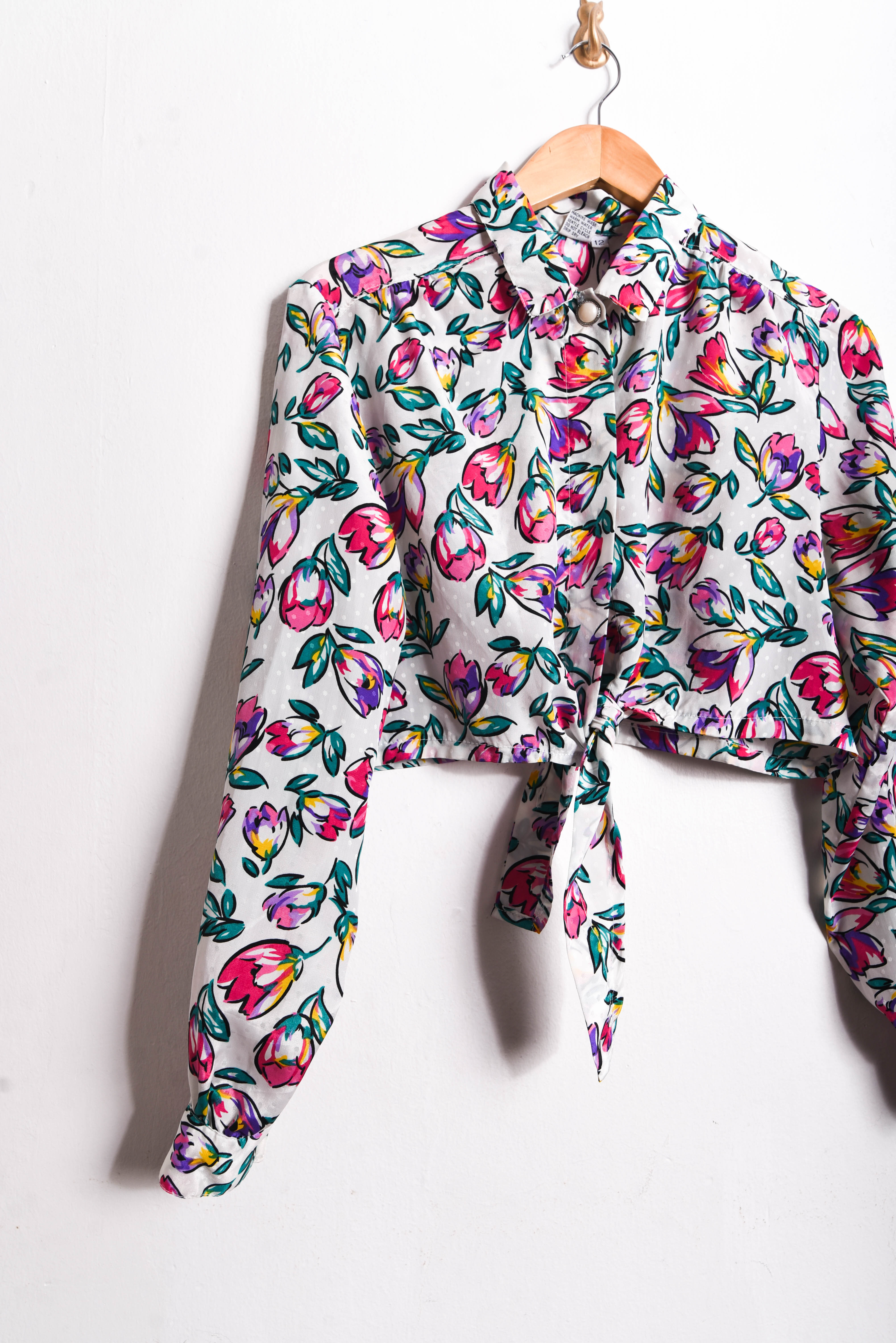 Blusa crop floral satinada